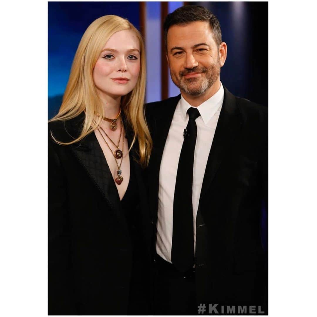 エル・ファニングさんのインスタグラム写真 - (エル・ファニングInstagram)「So much fun tonight with @jimmykimmellive 🥳🍸💪 #ELBOW」3月5日 13時40分 - ellefanning