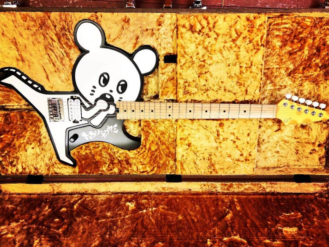 オカザワカズマのインスタグラム：「Sago New Material Guitarsで作ってもらったネズミくんギター🐭 #Sagoの日  #キュウソネコカミ」