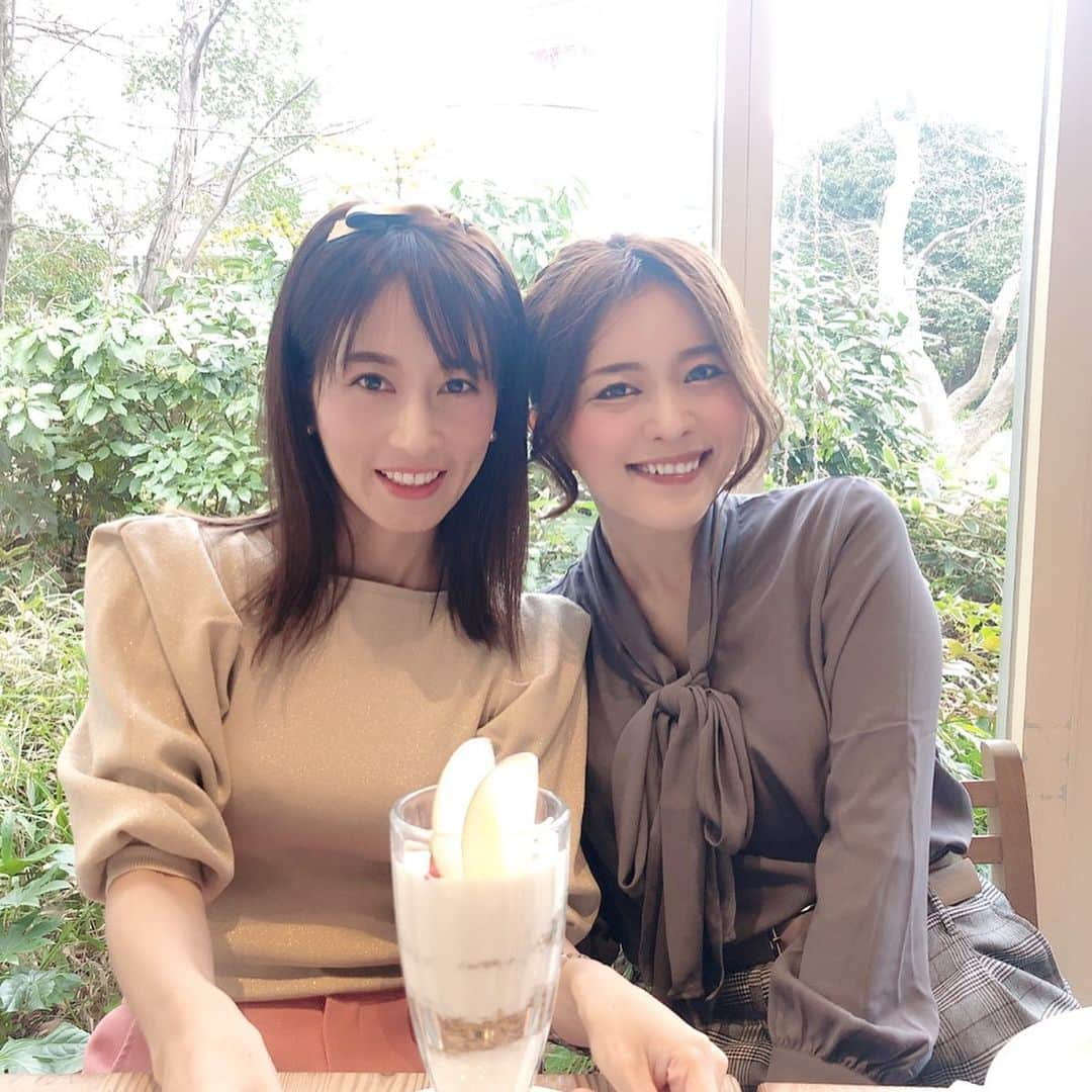 KAORI.OMURA 大村香織さんのインスタグラム写真 - (KAORI.OMURA 大村香織Instagram)「久々に　@higashisayumi と朝活🌞 ・ 気になっていたアイテムの情報など教えてもらい買おうか悩む🤔 ・ 私に使いこなせるか？w ・ ・ さゆみちゃんもフリーで映画の仕事をしているので、今のこの状況での仕事の事から美容、ファッションの事まで色々共有できた時間でした✨ ・ ・ 早く終息に向かうといいなぁ、コロナ。と毎日思っています。 ・ 1日も早くいつもと同じ毎日が来ますように… ・ #朝活#アラサー#アラフォー#女子会#フリーランス#起業女子 #芝公園#ルパンコディアン芝公園 #アラフォーライフ#朝ごはん#港区 #港区カフェ」3月5日 13時43分 - kaori.omura