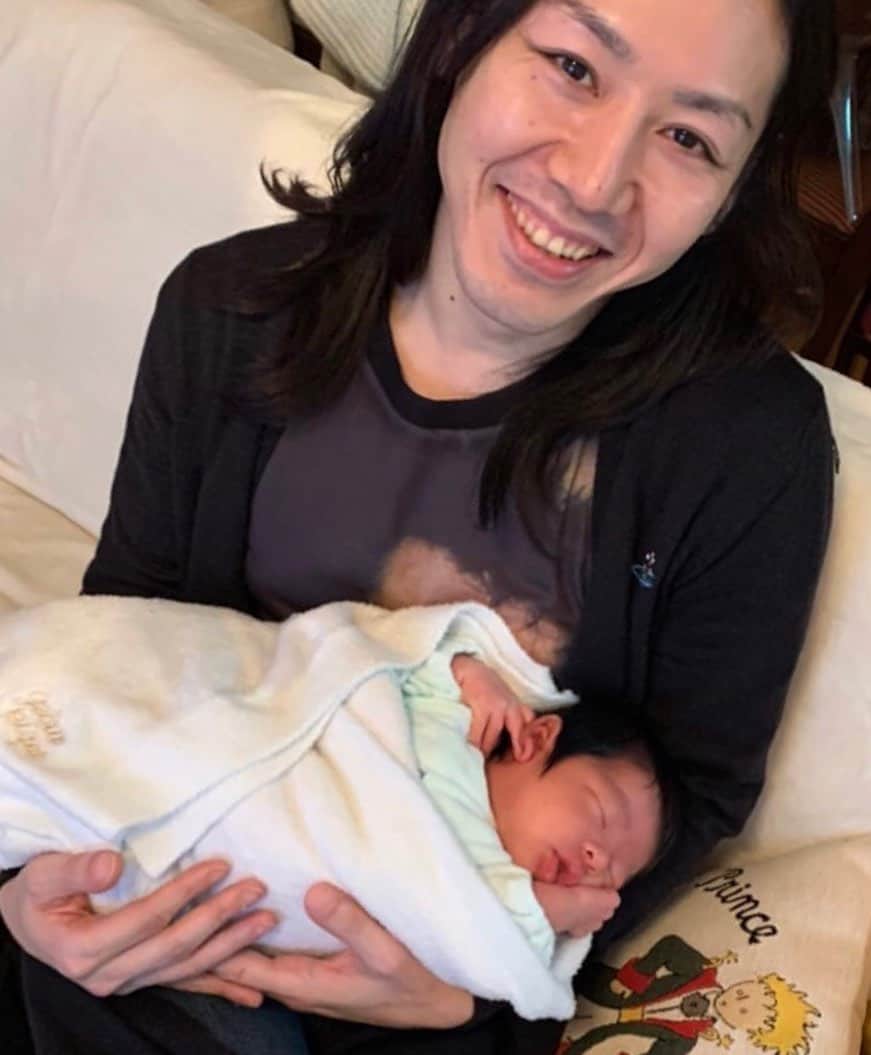 小林尊のインスタグラム：「feeling the baby of my friend 😍💐❤️❤️❤️❤️❤️congratulations!! Thank you 🤱 for letting me hold 👶 あかちゃん❤️ おめでとう！  まぎらわしかったみたいなので p.s.  友達のあかちゃんだからね！ but thank you all!!」