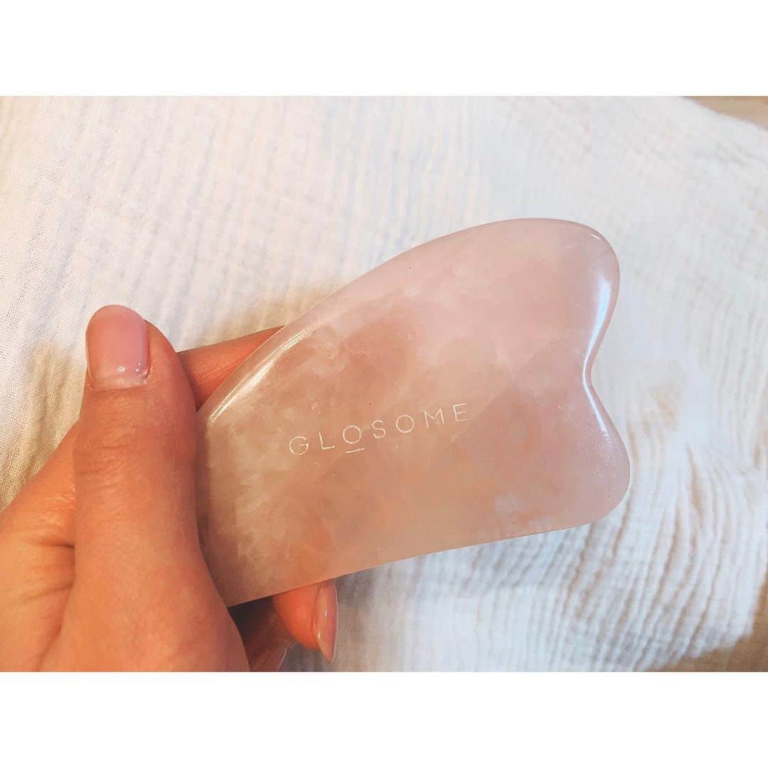 上野なつひのインスタグラム：「お家ケアの必需品。もう一年くらい愛用してる🌸 顔スッキリ！ 100%ローズクォーツのカッサ。 顔だけじゃなく首も肩も足も使えて万能！ ゴリゴリ気持ちいい！脚はセルライト潰しにも使えちゃう！  @glosome_official  @glosome_japan」