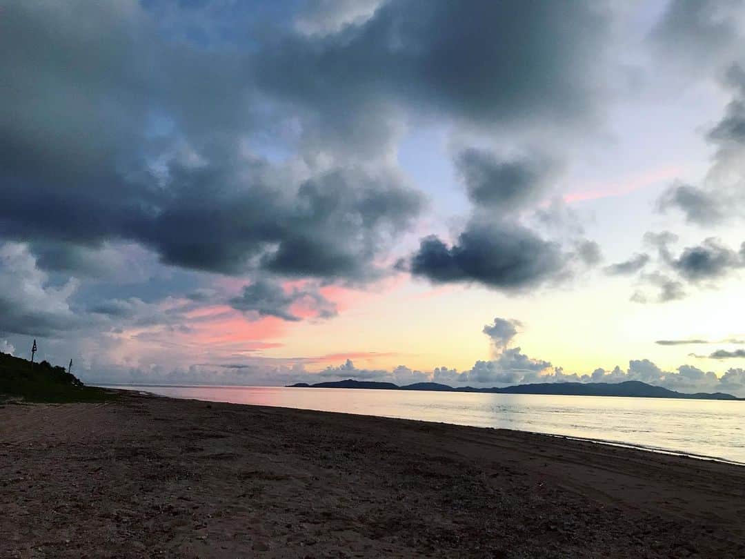 加藤未央のインスタグラム：「2年前に行った沖縄の海の写真。  なんて美しいんだーーー  最近綺麗な景色を見ていないなー。 というか、 綺麗な景色に気づけていないなー。  ついつい目先のチョコレートに心を奪われてしまうわ。 🤦‍♀️」