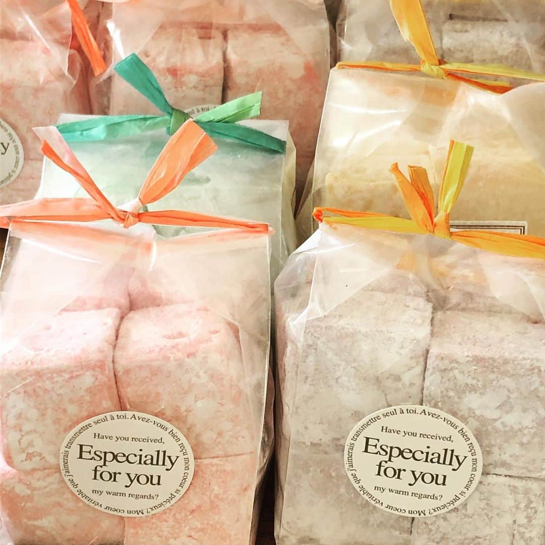 ケーキ&カフェ 海風堂のインスタグラム：「ホワイトデーのギフトご用意しております❣️ギモーブは、フランボワ、カシス、マンゴー、青リンゴの4種類✨ちょっとしたギフトからバスケットアソートなどご用途に合わせてぜひご利用ください😆 #海風堂#市川#市川大野#ケーキ屋#お菓子屋#ホワイトデーギフト#バスケットアソート#ギモーブ」