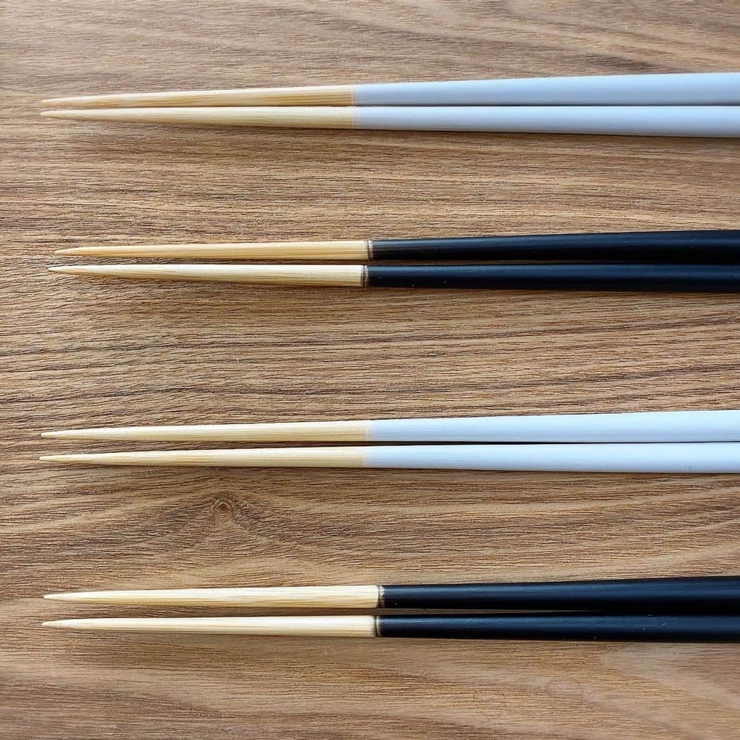 meguri.kさんのインスタグラム写真 - (meguri.kInstagram)「欲しかった箸を迎え入れました🥢 ・ 日本の天然竹で職人さんによって丁寧に作られた美しい箸✨洋食にも合うシンプルで洗練されたデザインのお箸🥢✨STIIK ・ 机や椅子などあらゆる物が現代人の身体に合わせて作られているのに、箸は未だに江戸時代の寸法で作られているらしい。 でもこのSTIIKは現代人に合わせた26cmでちょっと長め✨ ・ セラミックグレー、チャコールグレーを選びました♡ ・ 好きな物だけに囲まれた暮らし…また一歩近づきました♡ ・ 毎日使う物だからとびきりのお気に入りを…♡ ・ 『適切な箸の寸法ご存知ですか？美しくて見惚れてしまうお箸♡』ブログ更新しました！ ・ @hinatalife  でgetしたよ♫ ・ 以前ご紹介したお得なキャンペーン、好評の為3/6まで延長されましたよ✨ ⬇︎⬇︎⬇︎⬇︎⬇︎⬇︎⬇︎ __________________________________________ ■キャンペーン名 🌸Thankyou for250,000 Followersキャンペーン🌸 ■キャンペーン内容 ①2/28～3/6の期間中にひなたライフがpostした内容に フォロー＆いいね‪\♡︎/︎&何か「温かな一言コメント」を添えてくださった方の中から【抽選で25名様】に無期限使用できる ★2500ポイント★プレゼント！ ※当選はDMにてご連絡させていただきます。  ②期間内にサイトにて会員登録いただいた方 【先着2500名様】に3月いっぱい使用可能な ★500ポイント★プレゼント！！（クーポン併用可）  ③期間内に25000円以上ご購入いただいた方、 ★2500円OFF★（ポイント併用可） ■ご注文時にクーポンコードは 『2500』と入れてくださいね𓂃𓈒  クーポンやポイント併用もできる断然お得なこの機会に是非お買い物をお楽しみ下さいね。 _________________________________________ #箸#はし#STIIK#スティック#カトラリー#ひなたライフ#hinatalife #ひなたライフフレンド#PR#テーブルコーディネート#ダイニング#インテリア#interior#暮らし#くらし#日々のこと#暮らしを楽しむ#暮らしを整える#シンプルライフ #一条工務店#ismart #マイホーム#シンプルインテリア#こどものいる暮らし#北欧#おうちごはん#ナチュラルインテリア#ホームパーティー#天然竹#ひなまつり」3月5日 14時18分 - meguri.k