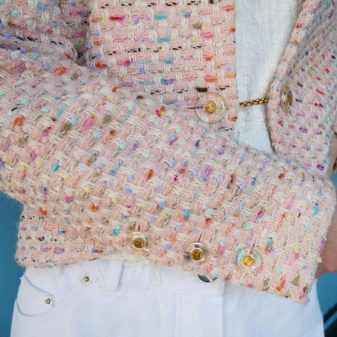 Vintage Brand Boutique AMOREさんのインスタグラム写真 - (Vintage Brand Boutique AMOREInstagram)「Vintage Chanel tweed jacket - no size description ▶︎Free Shipping Worldwide✈️ ≫≫≫ DM for more information 📩 info@amorevintagetokyo.com #AMOREvintage #AMORETOKYO #tokyo #Omotesando #Aoyama #harajuku #vintage #vintageshop #ヴィンテージ #ヴィンテージショップ #アモーレ #アモーレトーキョー #表参道 #青山 #原宿#東京 #chanel #chanelvintage #vintagechanel #ヴィンテージ #シャネル #ヴィンテージシャネル #シャネルヴィンテージ #amorewardrobe #アモーレワードローブ」3月5日 14時41分 - amore_tokyo