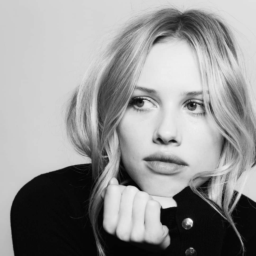 グレイシー・ドジーニーのインスタグラム：「wishing & hoping & thinking & praying 🖤」