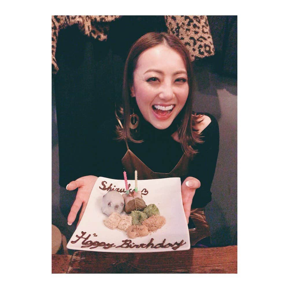 Shizukaさんのインスタグラム写真 - (ShizukaInstagram)「幸せだ😄 大好きな人に今年も誕生日を お祝いしてもらえた。 私が和菓子が好きだからって。 にしても…斬新な誕生日ケーキ🤣 #Dream #0306 #ありがとう #一生仲間」3月6日 1時36分 - shizuka_dream06