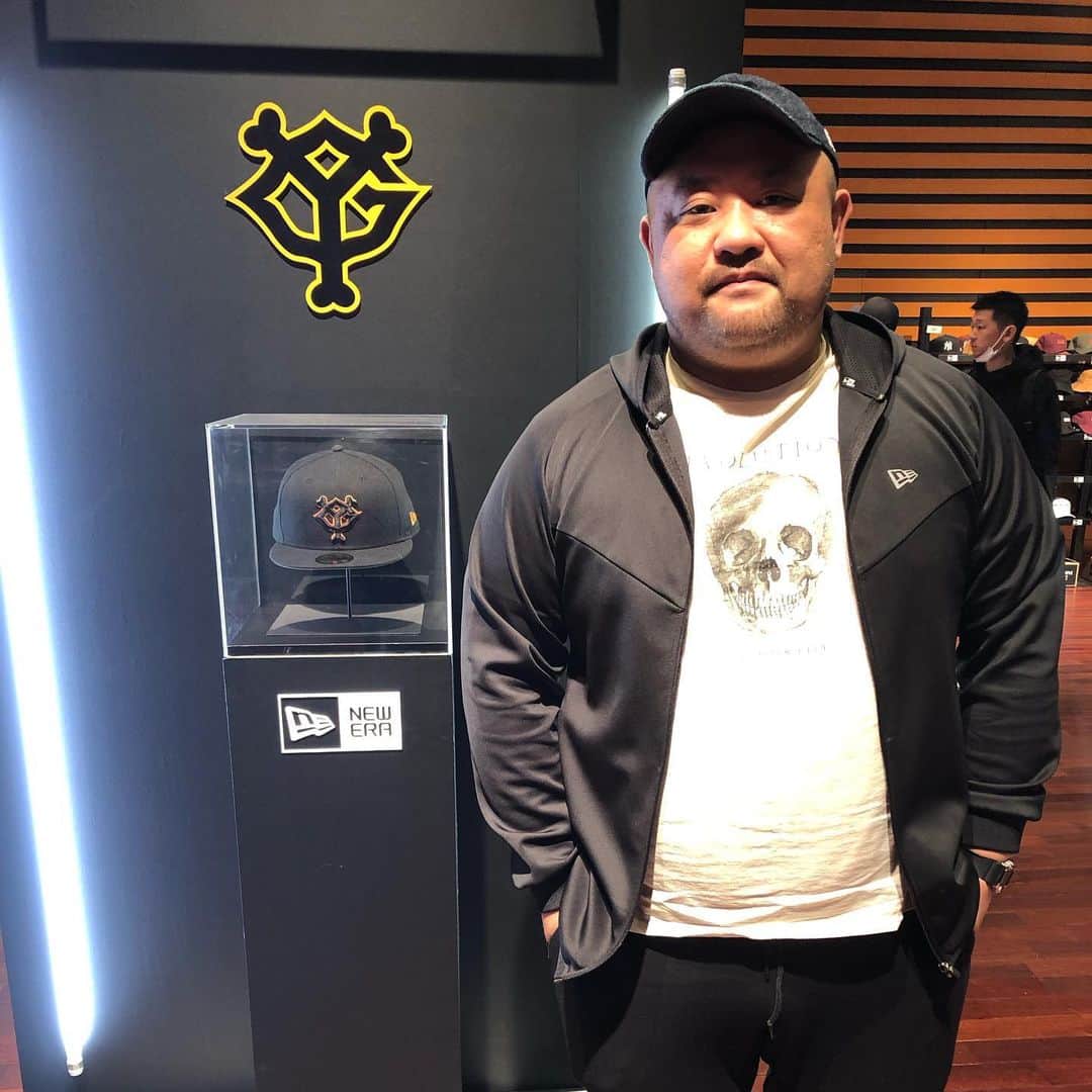 丸山ゴンザレスのインスタグラム：「ニューエラさんの展示会。ワンピースとのコラボすげえ！ #newerajapan #neweracap #newera」