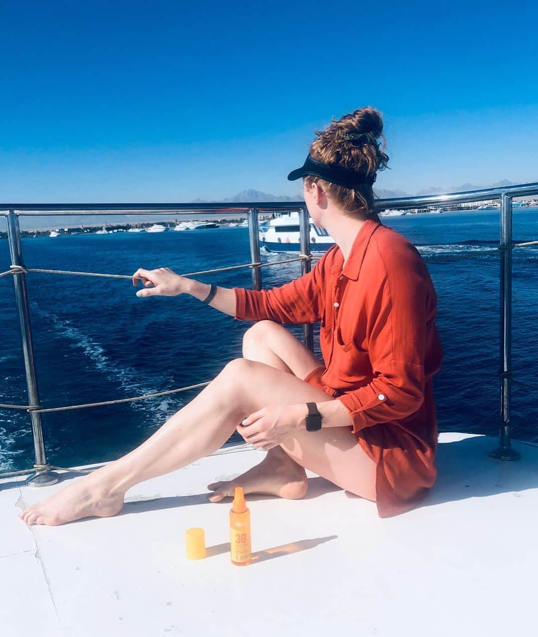 マチルドU・クラマーのインスタグラム：「Reklame | Another day at sea 🧡 . . . . ✅ Økologisk og parfume fri ✅ Koral venlig . ✅ Trækker hurtigt ind . ✅ Åndbar og fedter ikke. ✅ Fri for den klassiske solcreme lugt (fantastisk efter mig mening 🌞) . #reklame @derma_official  #derma #dermadk #dermasun #sea #sun #diving」
