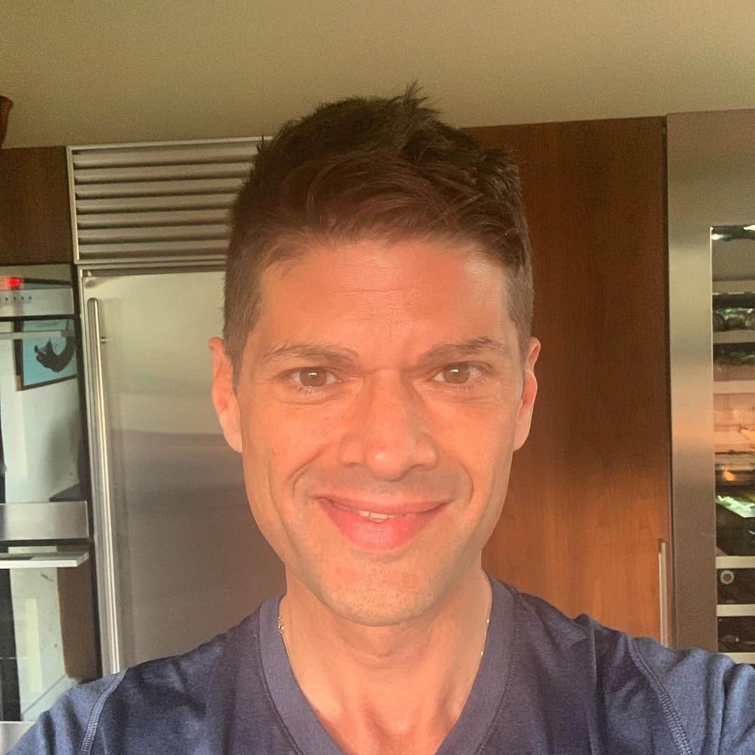 ウィル・マコーマックのインスタグラム：「Im 13 years Sober today. 13 years ago Today I admitted I was powerless over drugs and alcohol and I was given grace. Life has exceeded every expectation I’ve ever had. All that I am is a result of sobriety. Being a father and a husband and a friend and a son and a brother to all those I am so lucky to love. What a life! That awful ache is gone and need never to return again. If you’re drinking and want to stop, you can. For those those helped me, I love you. For those who have died from drugs and alcohol, we don’t forget you.」