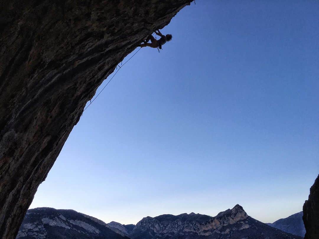 ジョー・キンダーのインスタグラム：「@chris_sharma cruising up Radar Ez, 8c/+ in Figols, 🇪🇸. Perfection.」