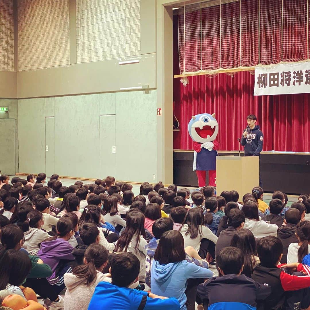 柳田将洋さんのインスタグラム写真 - (柳田将洋Instagram)「先日、フランクフルト日本人国際学校で講演をさせてもらいました。人生で初めてたくさんの人の前で自分の事を話して、色々勉強になりました…。最後まで静かに聴いてくれた子供たちに本当に感謝です。話し方、伝え方も大切だと再認識した時間。 ありがとうございました。 #frankfurt  #人生初の講演 #ジョンスマッシュではなく #ジェイスマッシュでした #ごめんねスマッシュ」3月6日 0時26分 - masahiro.8.0706