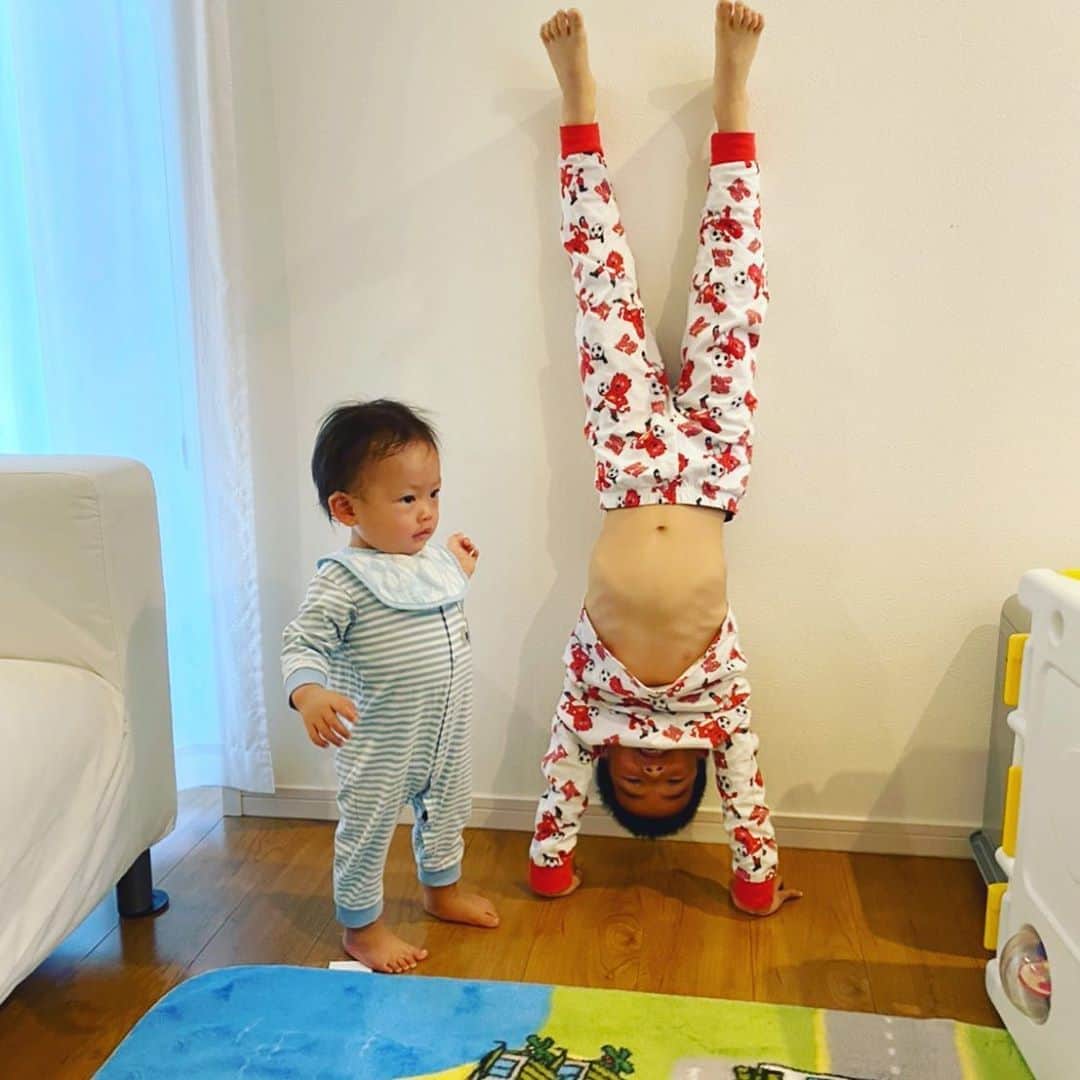 村主章枝さんのインスタグラム写真 - (村主章枝Instagram)「My little nephew thinks he is doing like his older brother😂 下の甥っ子も逆立ちしてるつもり笑 #baby #nephews」3月6日 0時26分 - fumie.suguri