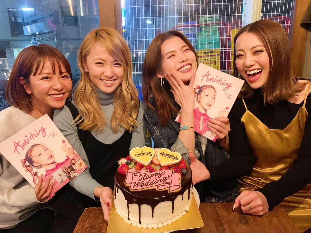 Ami さんのインスタグラム写真 - (Ami Instagram)「さっきのケーキ、いろいろあって宝島社のみなさんと食べれなかったから、みんなで一緒に食べたよ💛 本も渡したらみんな喜んでくれたぁー🥰💕 そして！！ 日付変わって6日‼︎ 愛すべき我らがShizukaちゃんの誕生日🎂🎊✨ みんなで一緒にカウントダウン❣️ 満面の笑みのしーちゃん可愛い💕プレゼントも似合ってるーー💎👂 おめでとうが混雑して幸せすぎ💜💜💜」3月6日 0時30分 - ami_dream05