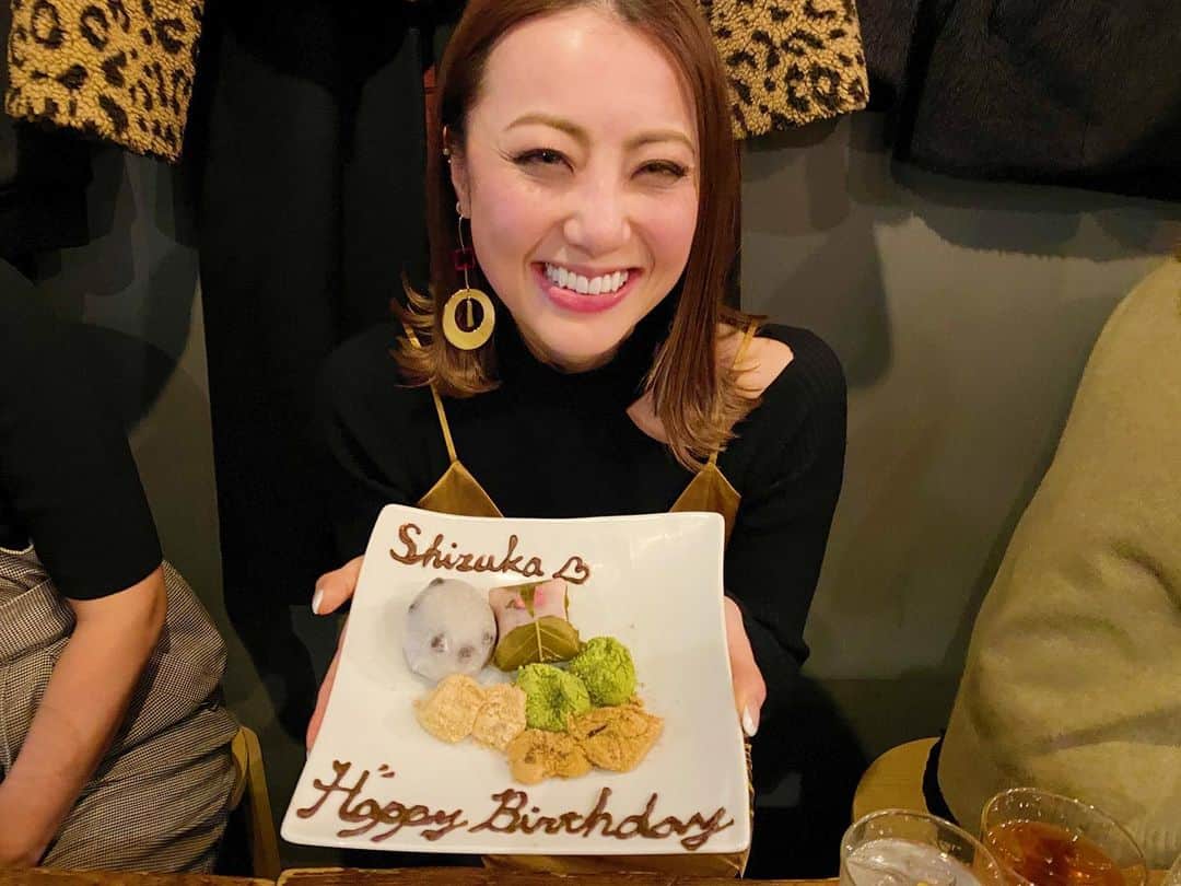 Ami さんのインスタグラム写真 - (Ami Instagram)「さっきのケーキ、いろいろあって宝島社のみなさんと食べれなかったから、みんなで一緒に食べたよ💛 本も渡したらみんな喜んでくれたぁー🥰💕 そして！！ 日付変わって6日‼︎ 愛すべき我らがShizukaちゃんの誕生日🎂🎊✨ みんなで一緒にカウントダウン❣️ 満面の笑みのしーちゃん可愛い💕プレゼントも似合ってるーー💎👂 おめでとうが混雑して幸せすぎ💜💜💜」3月6日 0時30分 - ami_dream05