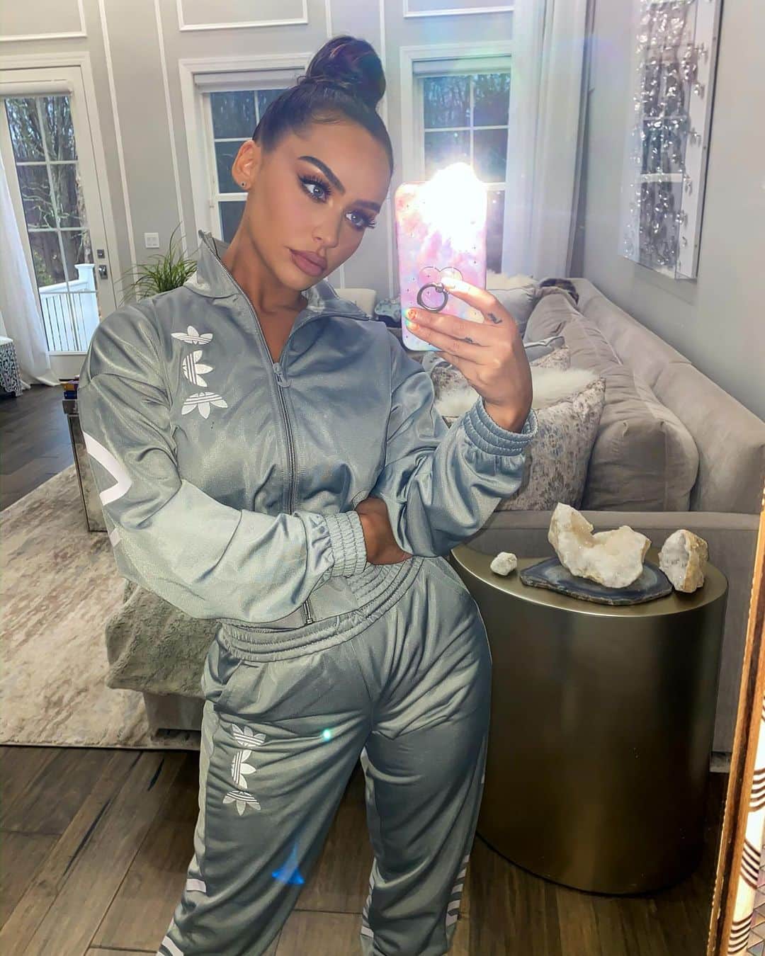 Carli Bybelのインスタグラム：「who else loves tracksuits 👽🙋🏻‍♀️ link to purchase on my story😘」
