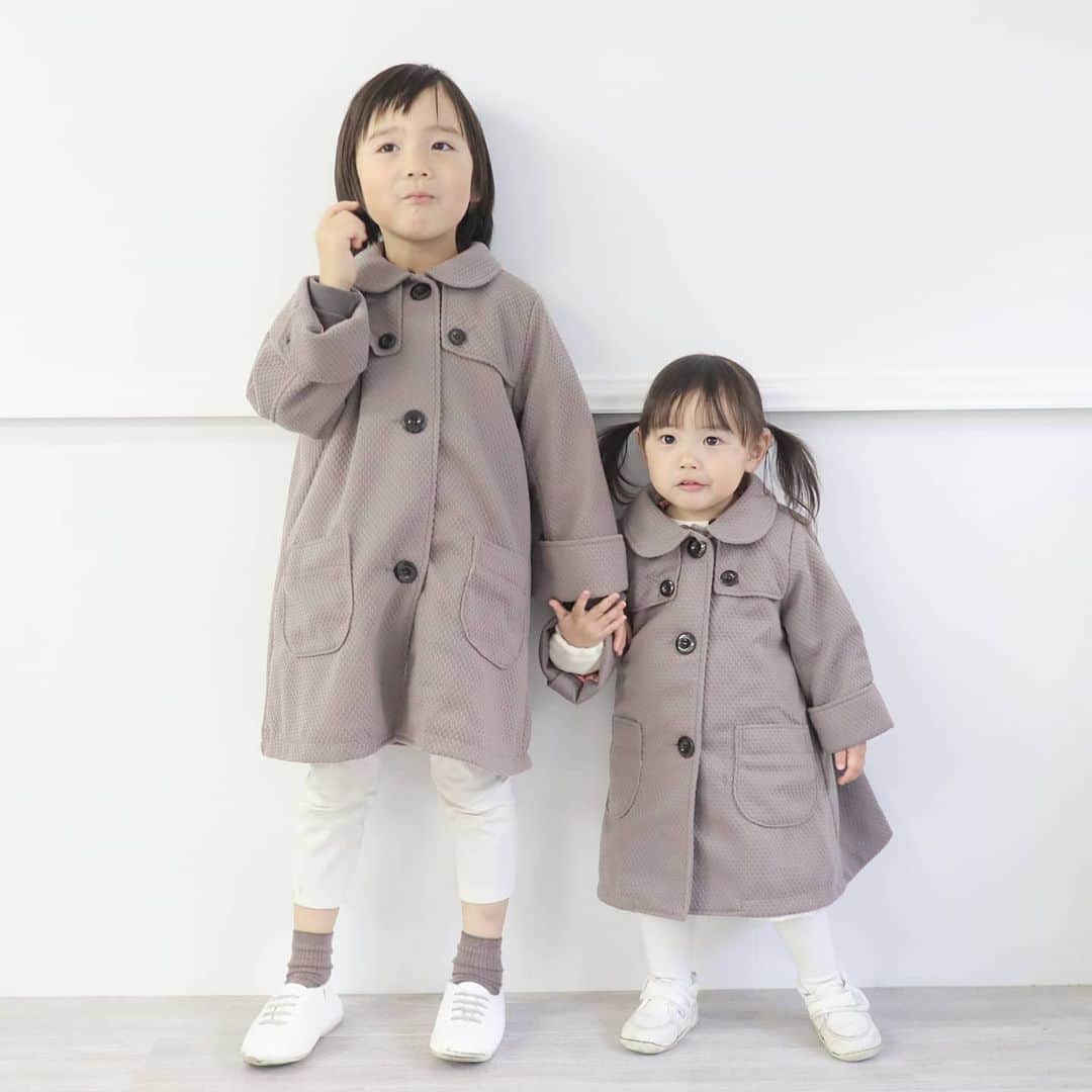 Eri Satoのインスタグラム：「お揃い春コート🌸 · 👦 coat: @carryon_official shoes: @outletshoes_official 👧🏻 coat: @carryon_official · 先日、キャリーオン( @carryon_official )を見てたら、 前に息子用に買ったコートと同じものが娘サイズであったのー！！ 兄妹だとなかなかお揃いの服って見つからなくて💦 嬉しくてすぐポチしてしまった🤣 お揃い着て歩いてると可愛い可愛い言われます😍 姉妹って間違われるけど🤣 · キャリーオンではサイズアウトした服を買い取りもしてくれるよ✨ コーデコンテストも開催されてるみたいなので、参加してみよっと😍 · #キャリーオン#子供服#アウトレットシューズ#outletshoes_life#キッズコーデ#兄妹コーデ#お揃いコーデ#リンクコーデ#シミラールック#きょうだい#春コーデ#男の子コーデ#女の子コーデ#5歳#1歳#口にチョコ入ってる」