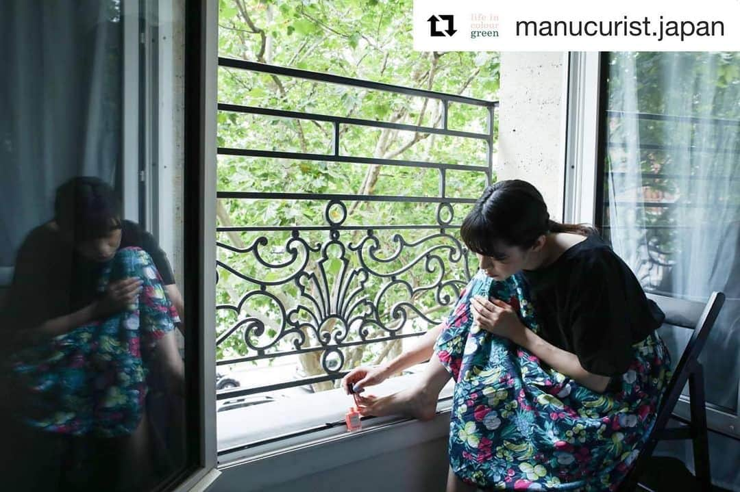 七咲友梨さんのインスタグラム写真 - (七咲友梨Instagram)「パリで女優の小沢まゆちゃんとmanucuristを💅 . . #Repost @manucurist.japan with @get_repost ・・・ パリにて🇫🇷﻿ ﻿ @ozawa_mayu﻿ Photo By @nanasaki_yuri﻿ ﻿  #manucurist #green #マニキュリスト #マニキュリストグリーン #グリーンナチュラルネイルカラー #植物由来  #クルエルティフリー#manucuristjapan #サハラインターナショナルグループ  #ネイル #ネイル好き #コスメ好き #コスメマニア #美容 #セルフネイル #かわいい#ビューティー #美 #かわいくなりたい#natural #cosmetics #nail #小沢まゆ#七咲友梨 #yurinanasaki #paris#france #パリ#フランス」3月6日 0時39分 - nanasaki_yuri