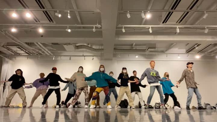 のインスタグラム：「#warmupdance 💖🎶 Dance before we dance dance🤣💪 . This is my big sister's new fav song so i danced for her! She's having a baby (3rd👶) anytime soon!!! Go mommyyyy❣️⭐️ もうすぐ出産予定日のお姉ちゃんが、ストーリー載せてたからすぐ踊った❣️ とりあえず皆でダンス最高😍 コロナで大変な世の中だけど、ハッピーなこと見つけよう！しよう！ #ダンスで元気でる #dancemakeustogether」