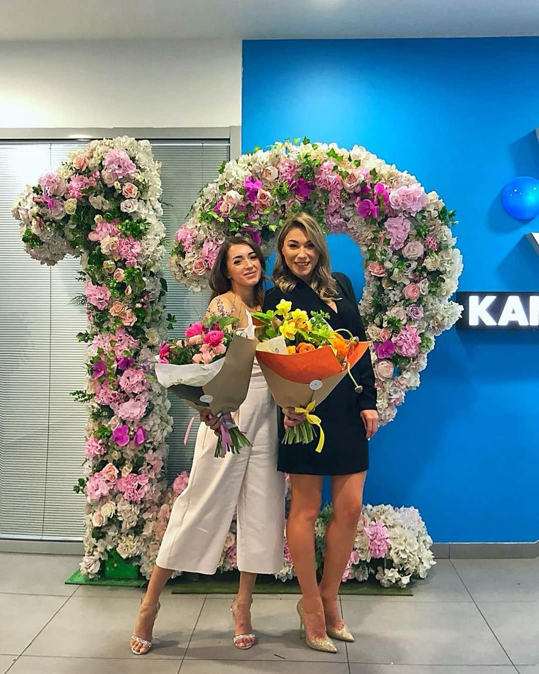 のインスタグラム：「@monicarosuofficial 💜 here is about friendship, respect and a good time spent together.」