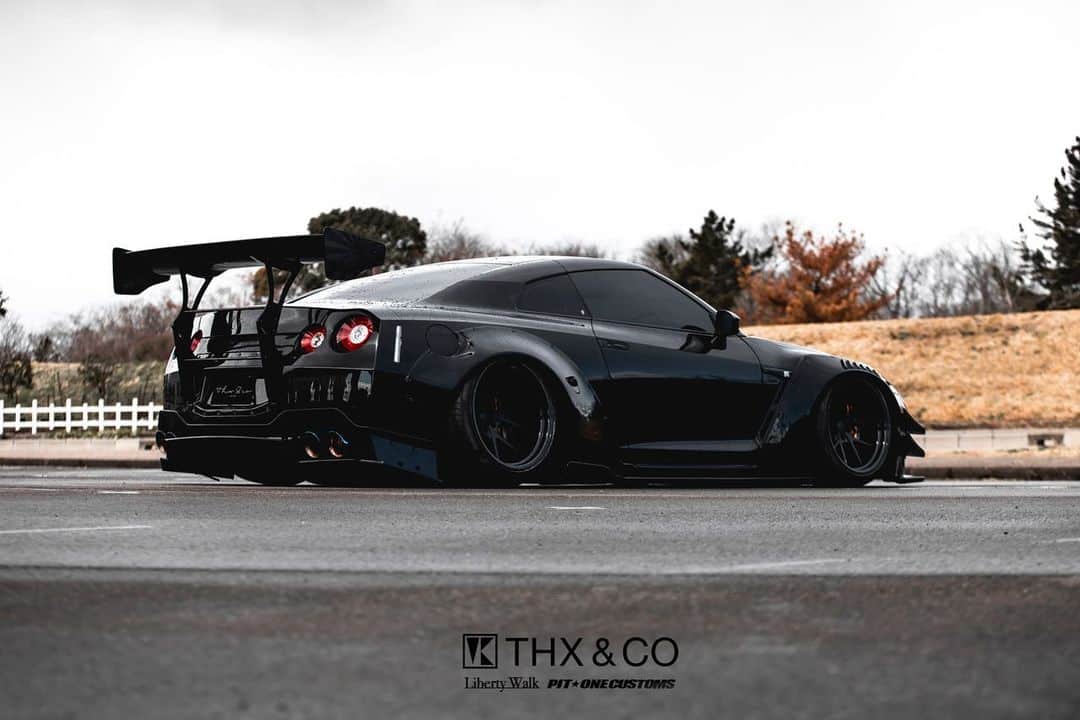 のインスタグラム：「Liberty walk自由に歩く🚶‍♀️🚶‍♂️🚶‍♀️ LB★WORKS NISSAN GTR R35 V2🙂  @libertywalk@libertywalkkato#lbworks#widebody#bride#yokohamatire @airrex@nissangtr#リバティーウォーク#japan#goodwoodfos#」