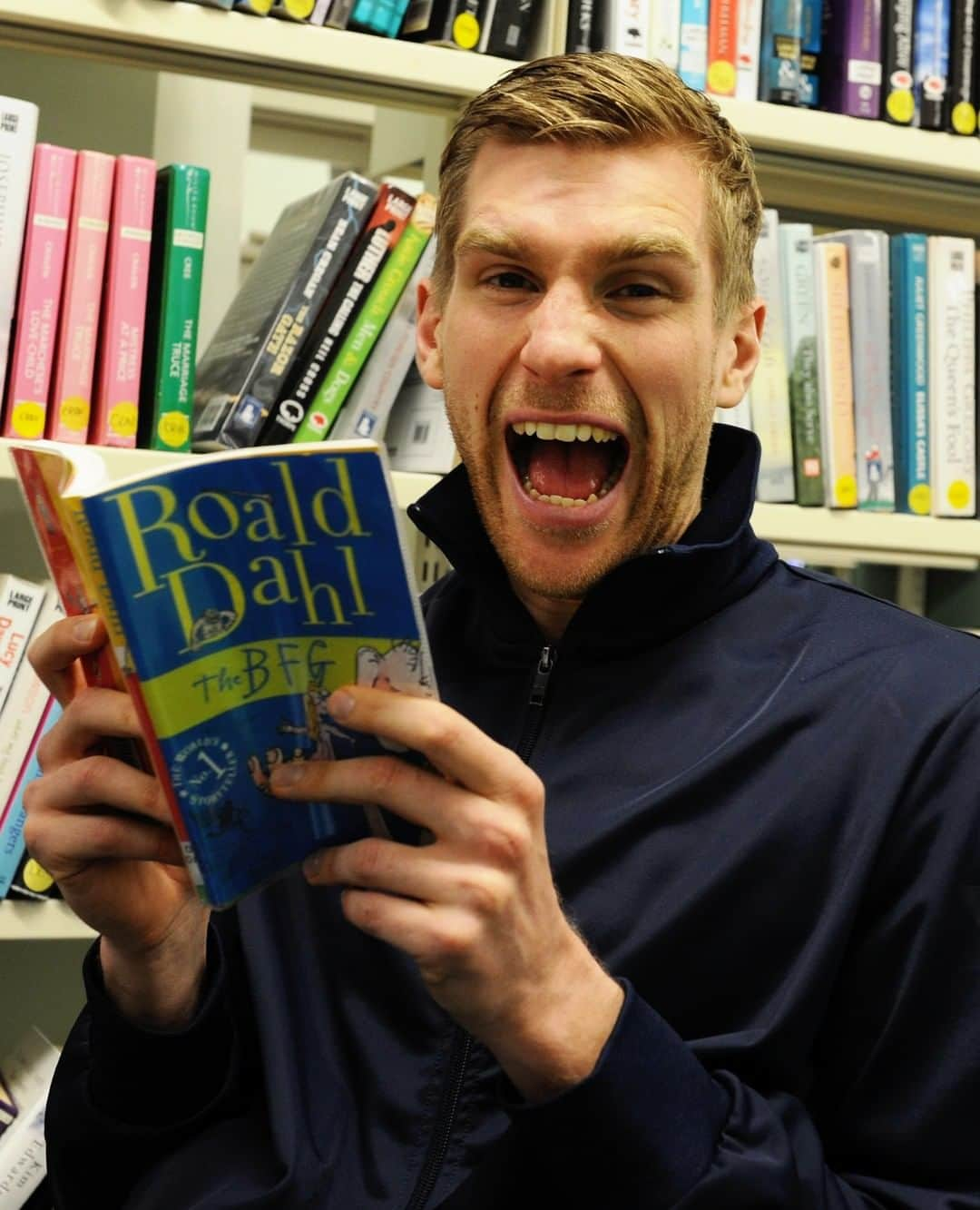 アーセナルFCさんのインスタグラム写真 - (アーセナルFCInstagram)「📚 So what are you reading on #WorldBookDay? 😄⁠ ⁠ #Arsenal #AFC #BFG #Mertesacker」3月6日 1時15分 - arsenal