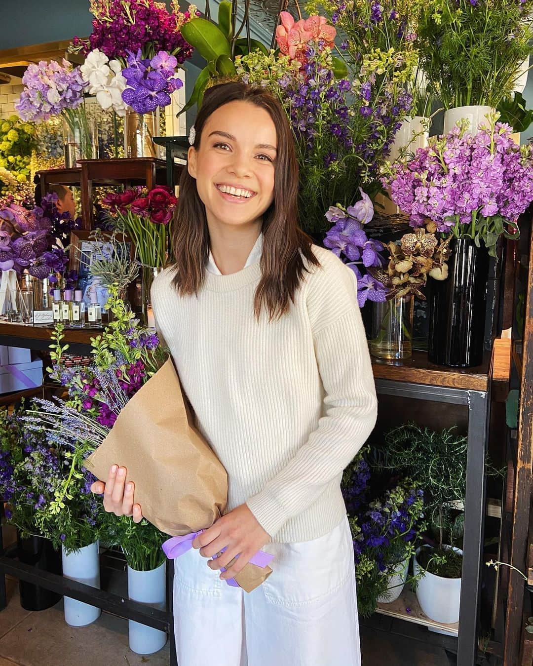 イングリッド・ニールセンのインスタグラム：「Bursting into spring with a big smile and two of my favorite things: @jomalonelondon and LOTS of flowers!! #lavenderland #jomaloneambassador 💜💐」