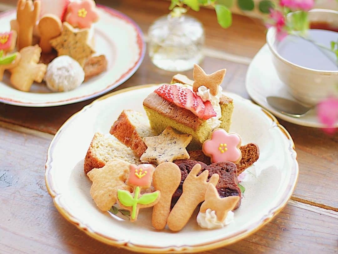 ことりっぷさんのインスタグラム写真 - (ことりっぷInstagram)「東大阪にある「おやつ専門店 よつば印」は、カフェでも喫茶店でもなく、おやつを味わうための小さなお店。﻿ ﻿ 店内で食べられるケーキは全て、イベントや季節によって変わる手作りクッキーがたくさん盛りつけられて出てきます。﻿ ﻿ すてきな空間と気持ちがやさしくなるおやつで、至福の時間を過ごしてみませんか？﻿ ﻿ --------------------﻿ 「おやつ専門店 よつば印」については#ことりっぷweb で紹介しています。詳しくはトップページのURLからご覧ください。﻿ @cotrip_official﻿ --------------------﻿ ﻿ #ことりっぷ#ことりっぷアプリ#旅行#trip#osaka﻿ #オヤツ専門店よつば印#よつば印﻿ #大阪#大阪カフェ#東大阪カフェ#北巽カフェ﻿ #焼き菓子#お菓子#おやつ#クッキー#アイシングクッキー﻿ #ig_japan#visitjapan#japantrip#japantravel」3月5日 16時51分 - cotrip_official