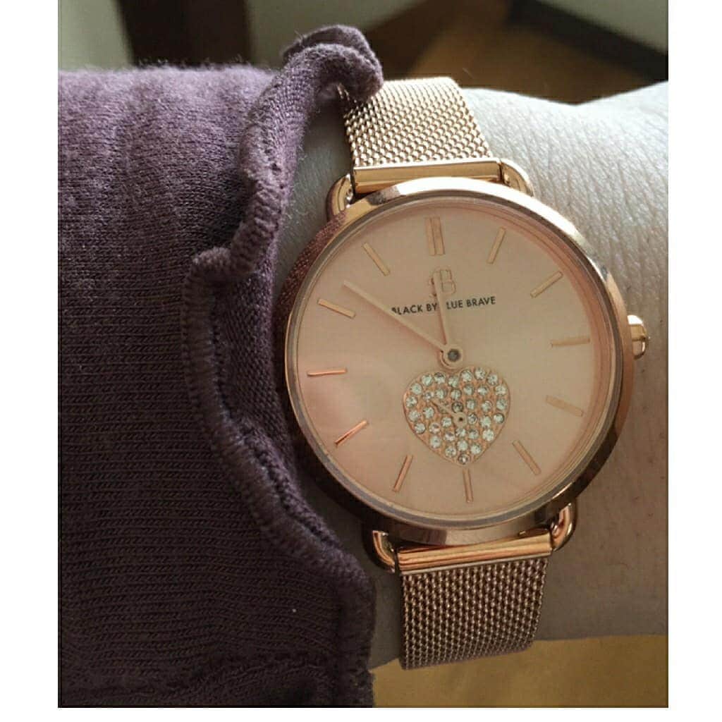 hoshizaki eriさんのインスタグラム写真 - (hoshizaki eriInstagram)「. こんにちは❣️ . 春になるし新しい時計が 欲しいなぁと思っていたところ 【4bwatches】のキラキラ✨ ハートの時計をゲット！ . 文字盤の中にキラキラ✨ハート♡があって 本当に可愛いんですー！💓 . 全体的にゴールドのシンプルな大人感、 更に金属の細いベルトで上品に見えるし オケーションを問わず使えます❣️ . お気に入りの時計になりました💕 ホワイトデーギフトにも最適🙆 . さらに、クーポンコード 【eriiinyan17】の ご使用で10%Offになります💓 (クーポン使用期限は 本日より1年間) 是非使って下さいね💗 . . @4bwatches_japan #4bwatches #腕時計 #時計 #BLACKBYBLUEBRAVE #ホワイトデー #ホワイトデーギフト #手元倶楽部 #手元おしゃれ #手元コーデ #watches #大人ウォッチ #pleaselikeit #likebackalways #followme #present #followback #相互フォロー #大人コーデ #ootd #스타일 #패션스타그램 #맞팔 #팔로미 #アッププラスガールズ #PR」3月5日 16時59分 - eriiinyan17
