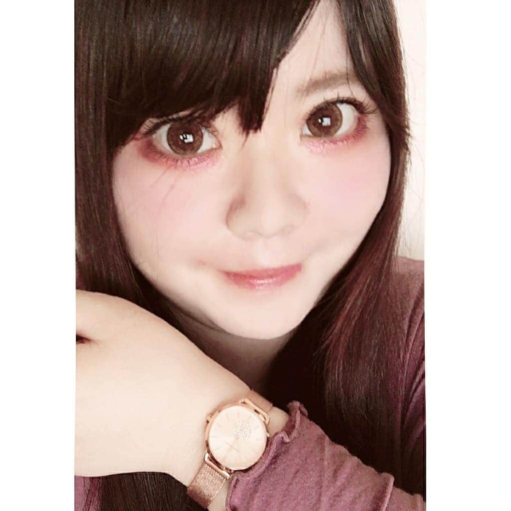 hoshizaki eriのインスタグラム：「. こんにちは❣️ . 春になるし新しい時計が 欲しいなぁと思っていたところ 【4bwatches】のキラキラ✨ ハートの時計をゲット！ . 文字盤の中にキラキラ✨ハート♡があって 本当に可愛いんですー！💓 . 全体的にゴールドのシンプルな大人感、 更に金属の細いベルトで上品に見えるし オケーションを問わず使えます❣️ . お気に入りの時計になりました💕 ホワイトデーギフトにも最適🙆 . さらに、クーポンコード 【eriiinyan17】の ご使用で10%Offになります💓 (クーポン使用期限は 本日より1年間) 是非使って下さいね💗 . . @4bwatches_japan #4bwatches #腕時計 #時計 #BLACKBYBLUEBRAVE #ホワイトデー #ホワイトデーギフト #手元倶楽部 #手元おしゃれ #手元コーデ #watches #大人ウォッチ #pleaselikeit #likebackalways #followme #present #followback #相互フォロー #大人コーデ #ootd #스타일 #패션스타그램 #맞팔 #팔로미 #アッププラスガールズ #PR」