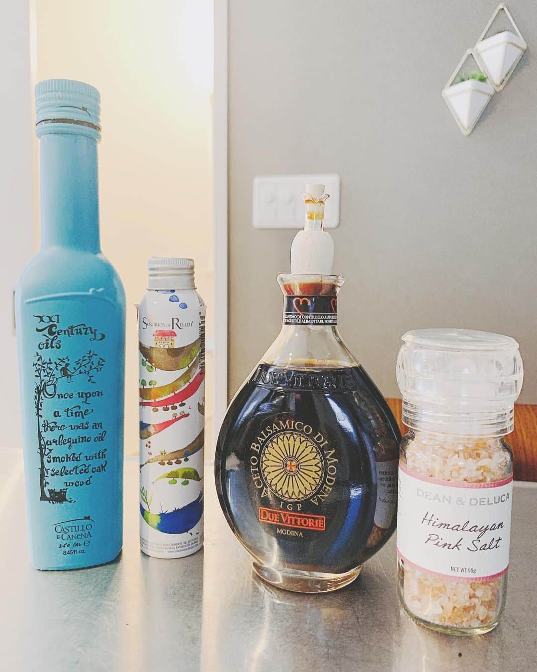 乙黒えりのインスタグラム：「⒈主人のお気に入りドレッシング #燻製オリーブオイル　or#スパイシーオリーブオイル　＋15年もの#バルサミコ酢　＋ピンクソルト これでどんなサラダも美味しく🥗健康のためにエゴマオイルもちょっとだけ足してます。  ⒉金柑ジャムを#オリゴ糖　で作ったので、玄米ベーグルを薄く切って、エシレバターとジャムで一口おやつ。  ⒊プレーンヨーグルトに金柑ジャム、グラノーラ、ドライイチジク 、マヌカハニーちょっと ※プレーンヨーグルトに浮いてるホエイに、KINSエッセンスを加えて顔にコットンパックしてみました！ 美肌菌が増えるというエビデンスがあります📝 #ドレッシング」