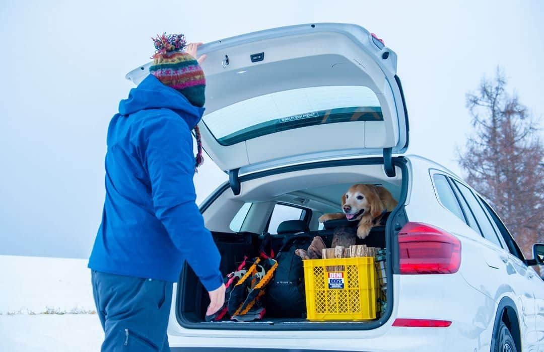 BMW Japanさんのインスタグラム写真 - (BMW JapanInstagram)「冬の富良野・美瑛で、家族と愛犬に贈る、至福の休日。 . CHOOSE YOUR WORLD. BMW X3 xDrive20d xLineとの新たな旅が始まる。 . インテリジェント四輪駆動システムBMW xDrive搭載のBMW X3 xDrive20d xLineなら、雪道走行も安心安全かつ、走行中の車内も静かで快適です。 . BMWオリジナル・ペットカートが100名様にあたるキャンペーンも実施中。 . #THEX3 #WithBMW #ドライブ #家族旅行 #愛犬 #雪 #北海道 #BMW #BMWJapan #駆けぬける歓び」3月5日 17時00分 - bmwjapan
