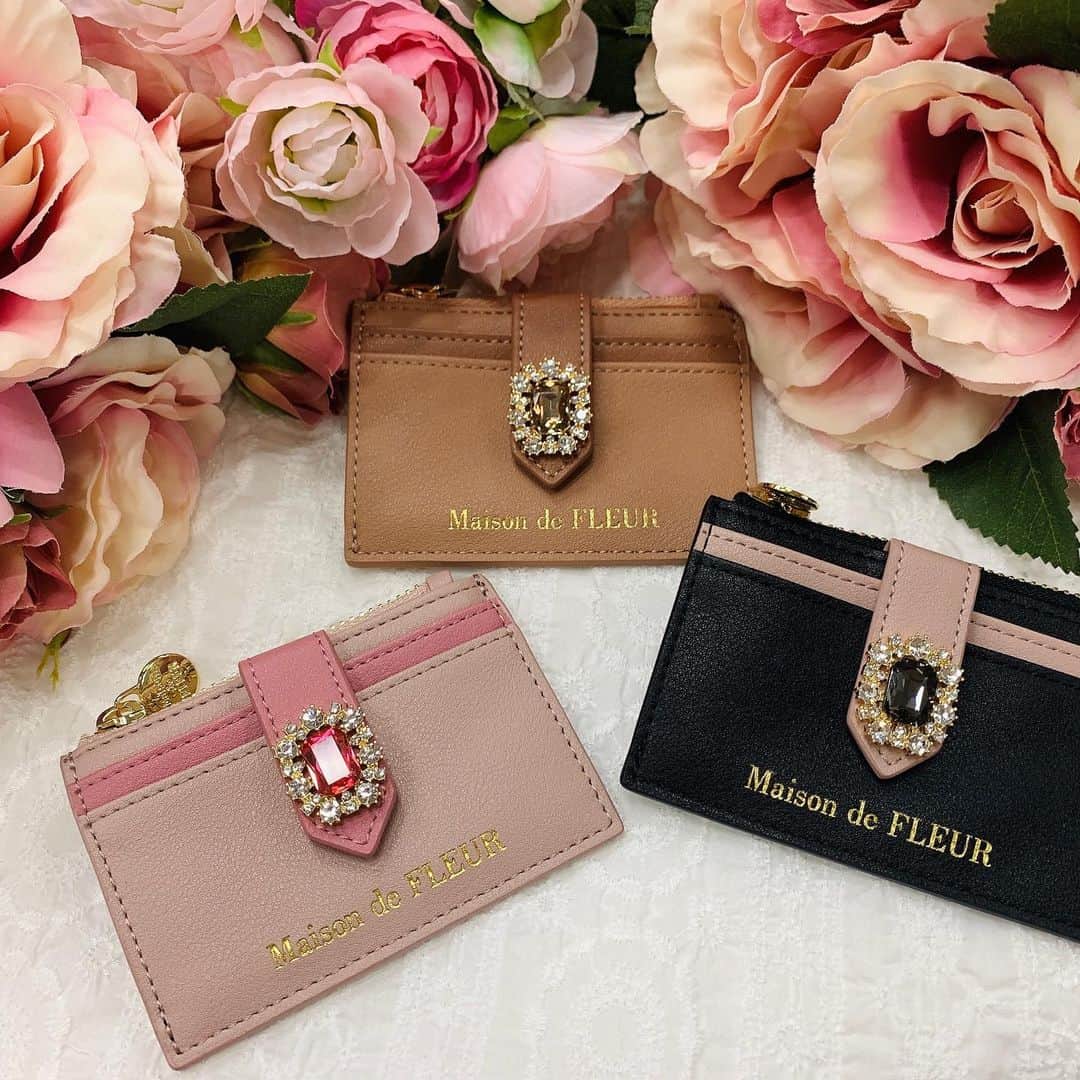 maisondefleur_pressさんのインスタグラム写真 - (maisondefleur_pressInstagram)「. 春の新生活にもおすすめ♪ . ベルトに輝くビジュー調モチーフをあしらったカードケースが 全国ショップ・公式通販ストライプクラブ・ZOZOTOWNにて販売中💐✨ . バイカラーに仕上げたモダンなデザインも魅力的なポイントです🎶 . ファスナーポケットが付いているので、コインや折りたたんだお札を入れてミニウォレットとしても活躍してくれます。 . 自分用にはもちろん、ギフトとしてもおすすめのアイテムです🎁 . <サイズ>縦70㎜×横105㎜ . #maisondefleur #メゾンドフルール #ribbon #カードケース #新作 #春の新作 #春カラー #リボン #合皮 #ギフト #プレゼント #新生活 #ミニウォレット #ビジュー」3月5日 16時56分 - maisondefleur_press