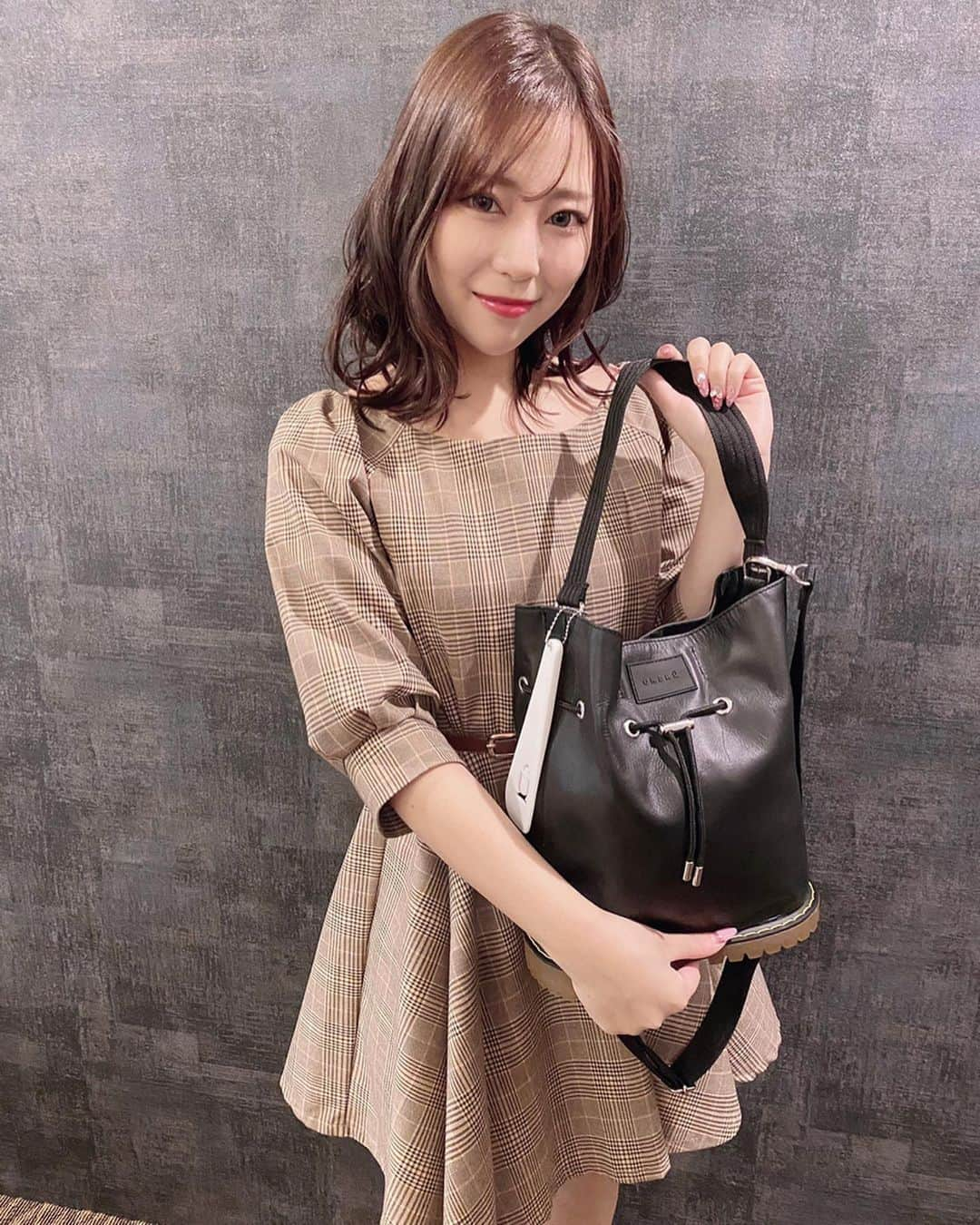 福井柑奈さんのインスタグラム写真 - (福井柑奈Instagram)「セレクトショップ『koka』さんにて、 okeru新作バッグのモデルをさせていただきました💞 . 『バッグが靴を履いたなら』  靴のような？バッグ？ 新しいデザインだなぁぁぁ💪 巾着型の革バッグ可愛い💕 . #okeru #東京 #渋谷 #スクランブルスクエア  #岡山 #表町 #セレクトショップ #koka #新作バッグ #バッグ #バッグが靴を履いたなら #bag #totebag #shoes #japan」3月5日 17時09分 - kanna_fukui