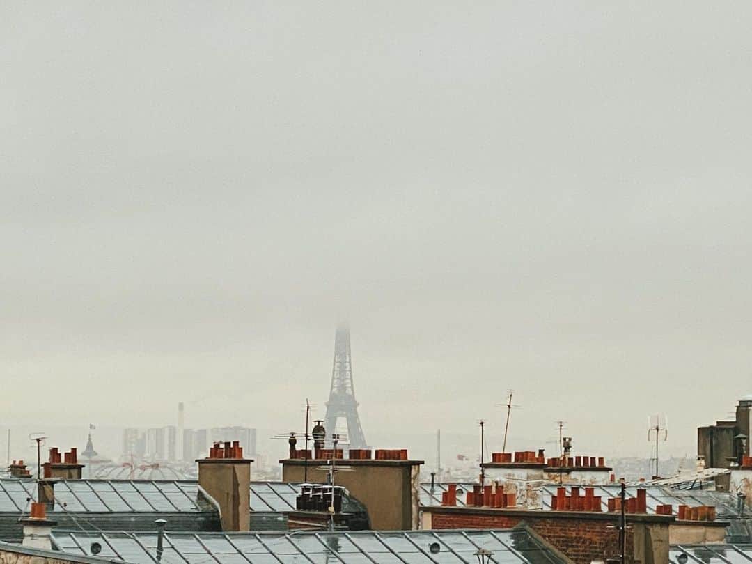 カロリーヌ・ド・メグレのインスタグラム：「Paris 9 am」