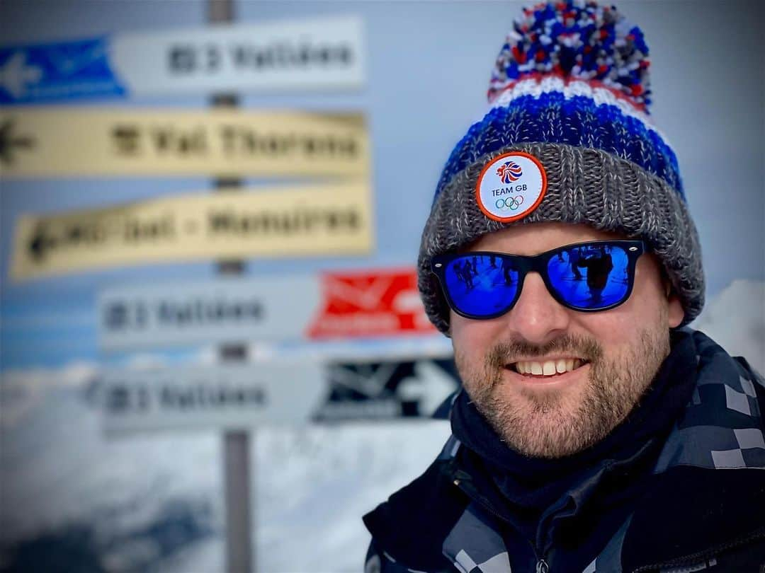 リアム・タンコックのインスタグラム：「Top of the Alps! ⛷❄️ First day skiing in over 20 years. I loved it! . . #FrenchAlps #ValThorens  #France #Skiing #Swimzi #SuperBobble #TeamGB」