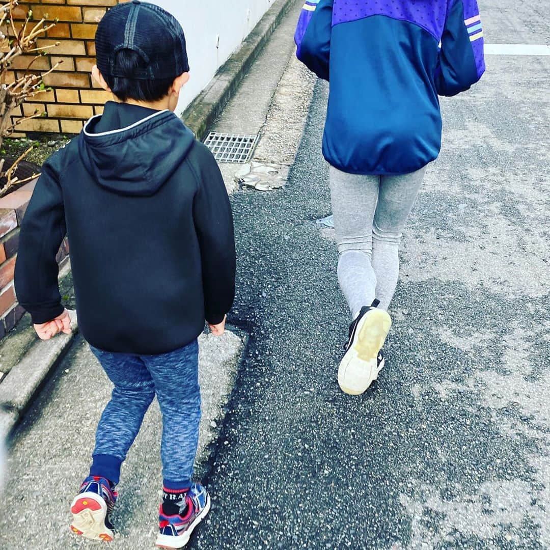 松川浩子さんのインスタグラム写真 - (松川浩子Instagram)「朝からランニング  子ども達は休校でストレス溜まって ケンカばかり 毎日誰にどこでどう見てもらうかで 私も頭の中パンパン  なので早朝ならいいよね、と 一緒にランニング  距離は短いけど 色んなこと喋りながら走って 楽しいひと時になりました。  明日も頑張れるかなぁ💦  #コロナで休校 #朝ラン #ランニング#子どもランニング #ストレス発散のために#程よい疲れ#お腹減ったけど#そういえばファスティング中」3月5日 17時14分 - hiroko_matsukawambs