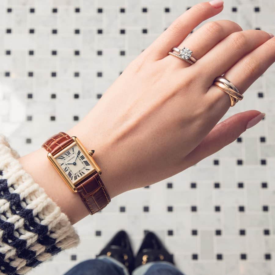 エル・マリアージュさんのインスタグラム写真 - (エル・マリアージュInstagram)「#手元コーデ #婚約指輪 ✨💍✨ お気に入りのリングや時計をつけてドレスアップを。特別な場所に出かけなくとも、気分が確実にあがる😉💕 あなたの好きなブランドの手元コーデはどれ？ .. .. 1 : ショーメ  2 : カルティエ 3 : ハリーウィンストン .. @ellemariage では皆さんの﻿「#手元コーデ」「#engagementring」「#marriagering」の写真を募集中。#みんなでエルマリアージュ や @ellemariage をタグ付けして投稿してね📱✨ .. Photo HIROKI MATSUNAGA Styling YUUKI YASUDA Nail YUKO @Toreaque .. .. #ellemariage #エルマリアージュ #プレ花嫁 #結婚準備 #おしゃれ婚 #2020夏婚 #2020秋婚 #2020冬婚 #日本中のプレ花嫁さんと繋がりたい #ellebride #カルティエ #カルティエリング #ハリーウィンストン #ハリーウィンストン婚約指輪 #ショーメ #ショーメリング #ジョゼフィーヌ #婚約指輪 #婚約指輪と重ね付け #婚約指輪探し」3月5日 17時18分 - ellemariage