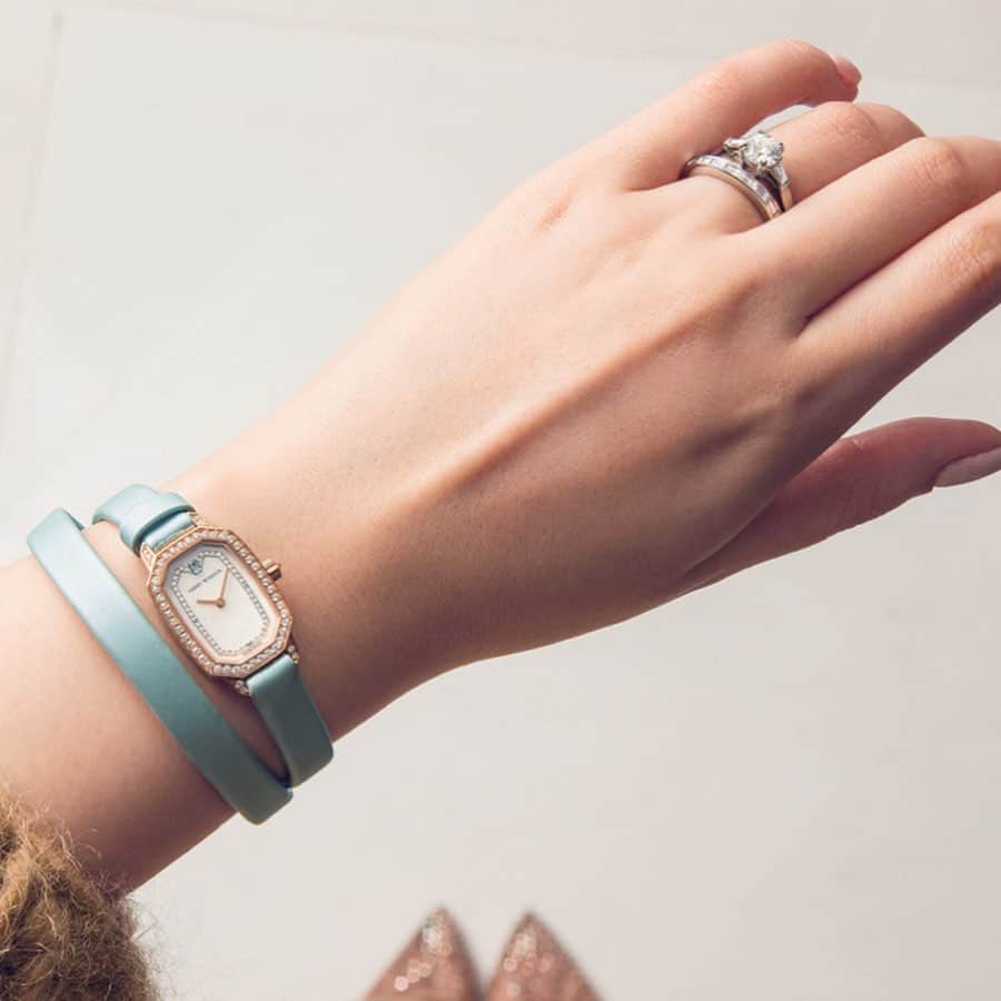 エル・マリアージュさんのインスタグラム写真 - (エル・マリアージュInstagram)「#手元コーデ #婚約指輪 ✨💍✨ お気に入りのリングや時計をつけてドレスアップを。特別な場所に出かけなくとも、気分が確実にあがる😉💕 あなたの好きなブランドの手元コーデはどれ？ .. .. 1 : ショーメ  2 : カルティエ 3 : ハリーウィンストン .. @ellemariage では皆さんの﻿「#手元コーデ」「#engagementring」「#marriagering」の写真を募集中。#みんなでエルマリアージュ や @ellemariage をタグ付けして投稿してね📱✨ .. Photo HIROKI MATSUNAGA Styling YUUKI YASUDA Nail YUKO @Toreaque .. .. #ellemariage #エルマリアージュ #プレ花嫁 #結婚準備 #おしゃれ婚 #2020夏婚 #2020秋婚 #2020冬婚 #日本中のプレ花嫁さんと繋がりたい #ellebride #カルティエ #カルティエリング #ハリーウィンストン #ハリーウィンストン婚約指輪 #ショーメ #ショーメリング #ジョゼフィーヌ #婚約指輪 #婚約指輪と重ね付け #婚約指輪探し」3月5日 17時18分 - ellemariage