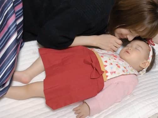 田中涼子のインスタグラム：「またまたお友達のママから、こんな可愛いの作ってもらった♪#袴スタイ  着けたところ並んで撮りたかったのにすぐヘアバンド引っ張って取っちゃうから寝てる間に♡♡♡ #ひなまつり#女の子ママ #初節句」
