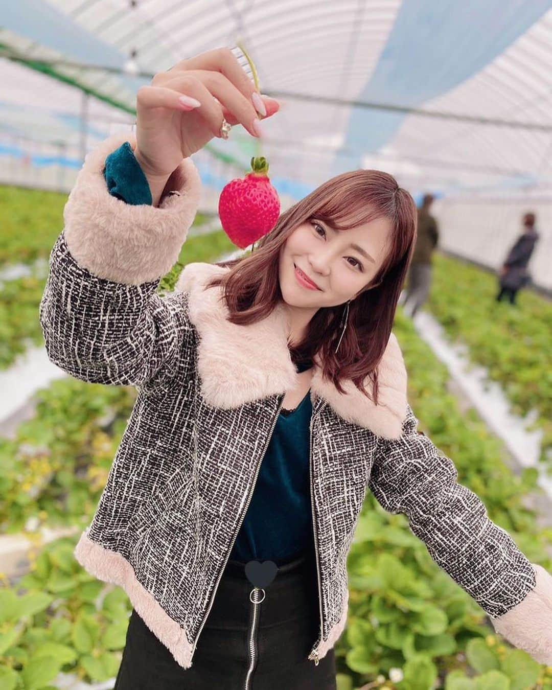 福井柑奈さんのインスタグラム写真 - (福井柑奈Instagram)「福岡に遊びに行ったよー(*^ω^*)🍓 .  いちご狩りした〜(*^^*)🍓 あまおう、紅ほっぺ、かおりの、さがほのか、よつぼしの5品種が食べ放題😍👍 .  全部美味しいんだけど、 最終的にはあまおうずっと食べてたなぁ〜🥺🍓💓 赤くて大きくて甘くて美味しい😍🍓 . 天神から西鉄電車で🙃！ プチ遠足みたいで楽しかった💞 ありがとうエリナちゃん💞💞 . #福岡 #いちご狩り #大木町 #道の駅おおき #いちご食べ放題 #苺 #あまおう #あまおう食べ放題 #さがほのか #かおり野 #紅ほっぺ #よつぼし #観光農園ラフレーズ #福岡いちご狩り #八丁牟田 #strawberry #🍓 #苺大好き #❤️ #followｍe」3月5日 17時32分 - kanna_fukui