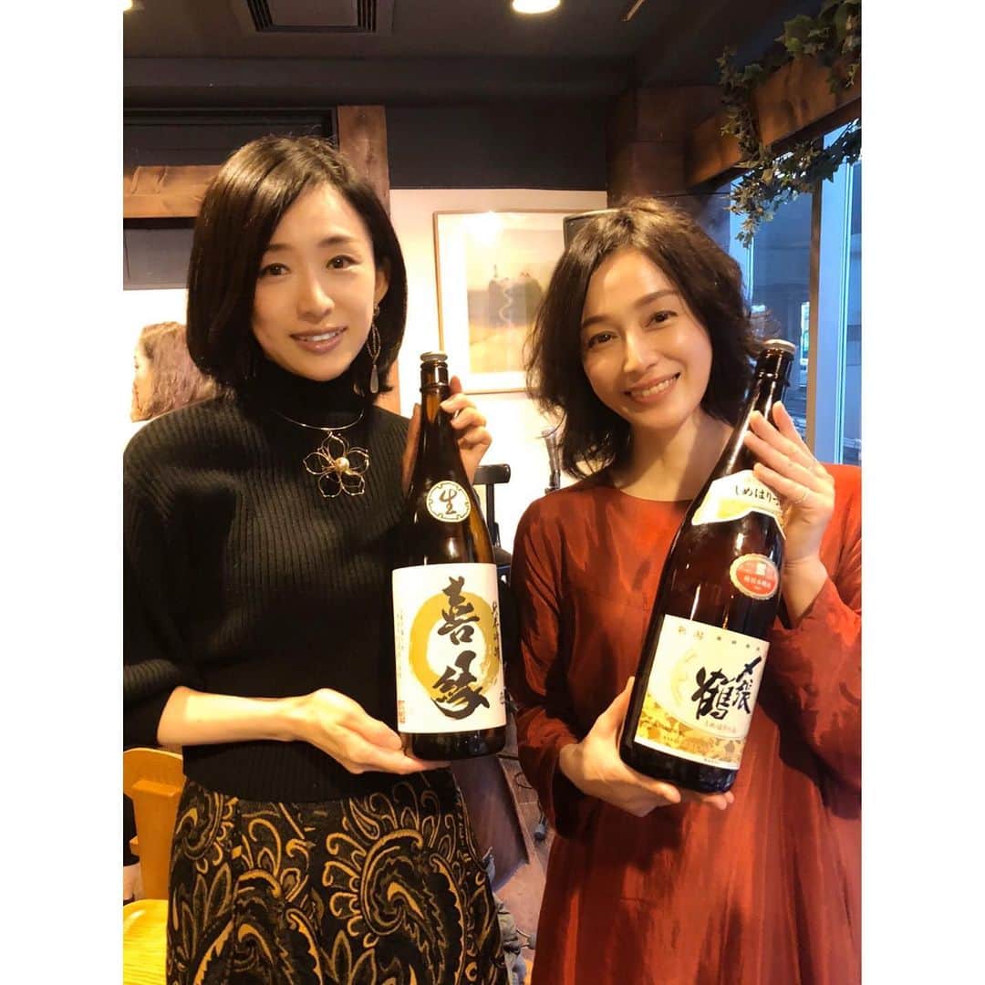 竹中友紀子のインスタグラム：「#音と酒と朗読と  すっかり先週のことになってしまいましたが、フリーアナウンサーあおい有紀さんの朗読を聞きに行ってまいりました。 世の中大変なことになっていますが、それぞれの想いと目的を持って同じ場所に集まり、同じ音と物語とお酒を共有しながら同じ時を楽しむ。 今だから伝えられるものがある！ そう強く感じた時間でした。 私自身も今月19日から朗読劇の本番を控えています。各地でいろいろなイベントが中止になっている中、今だからこそ伝えられるもの。 戦後を必死に生きた庶民の姿を必死に演じたいと思います。  Theatre Polyphonic 第7回公演 「秋元松代の世界」 Vol.1 戦後を生きる庶民たち〜朗読劇上演 『婚期』『虎の尾』『ことづけ』 ３月１９日（木）〜３月２２日（日）@シアター風姿花伝 チケットのご予約はDMにてご連絡ください^ ^」