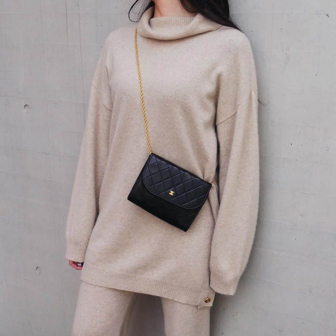 Vintage Brand Boutique AMOREさんのインスタグラム写真 - (Vintage Brand Boutique AMOREInstagram)「Vintage Chanel cashmere sweater and pants set size 36 ▶︎Free Shipping Worldwide✈️ ≫≫≫ DM for more information 📩 info@amorevintagetokyo.com #AMOREvintage #AMORETOKYO #tokyo #Omotesando #Aoyama #harajuku #vintage #vintageshop #ヴィンテージ #ヴィンテージショップ #アモーレ #アモーレトーキョー #表参道 #青山 #原宿#東京 #chanel #chanelvintage #vintagechanel #ヴィンテージ #シャネル #ヴィンテージシャネル #シャネルヴィンテージ #amorewardrobe #アモーレワードローブ」3月5日 17時39分 - amore_tokyo