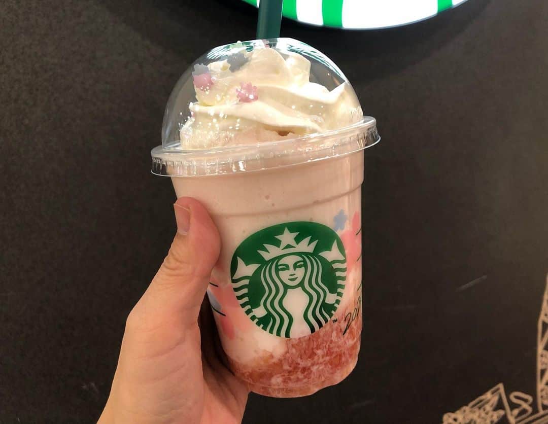 のインスタグラム：「もう何回か飲んでるけど、ずっと載せてなかったさくらのやつ！  寒いけど、フラペチーノ飲んじゃうよね！  そして、ホットも飲んじゃうよね。  ホットは、いつもホワイトモカ！」