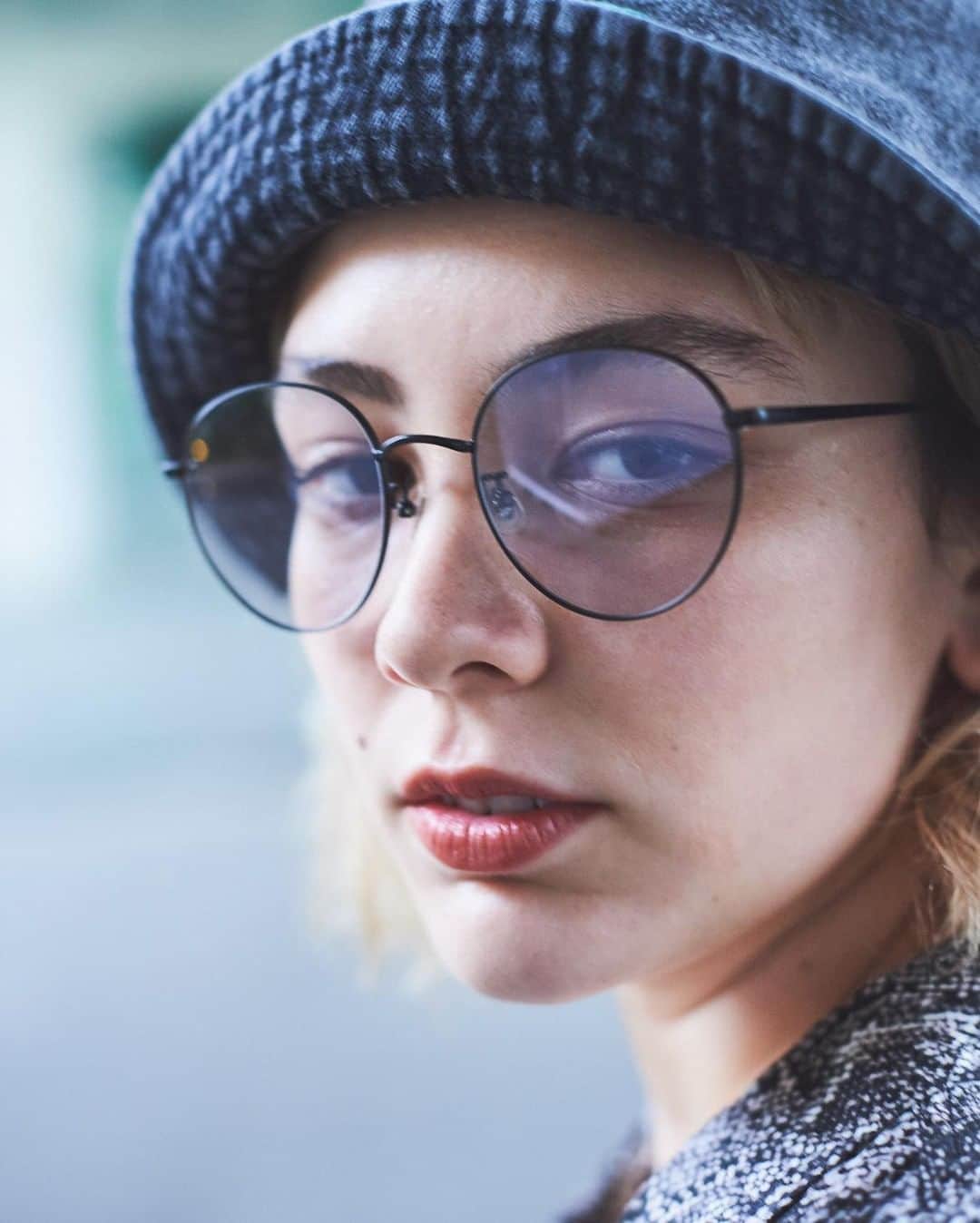 Zoff Officialのインスタグラム：「Zoff×WIND AND SEA  Zoff オンラインストア先行予約中!! Zoff店頭の発売日は明日3月6日（金）！！！ #ZoffSEA #Zoff #WINDANDSEA @zoff_eyewear @windandsea_wear . 【着用品番】 ZY202G08_14F1 【発売予定日】 （先行予約）2020年2月25日（火）11:00 →Zoff オンラインストア・Zoff楽天市場店 2020年2月29日（土）12:00→ WIND AND SEAオフィシャル オンラインストア・中目黒店舗 2020年3月6日（金）→Zoff店舗（67店舗） 【注意事項】 Zoff 原宿店は3月6日（金）に限り本コラボレーション商品の発売を10:00より開始いたします。また、混雑状況により10:00に抽選を実施し、抽選順による入店とさせていただきます。お一人様の購入制限を設けさせて頂く場合がございますのでご了承ください。 . 【種類】 5型 全18種類 ※6種類はZoff 原宿店、Zoff オンラインストア、Zoff 楽天市場店、及びWIND AND SEA NAKAMEGURO、WIND AND SEA オフィシャル オンラインストア限定商品となります。 【価格】 7,500円（税別）※オリジナルのメガネケース・メガネ拭き付き 【Zoff取扱店舗】  Zoff67店舗（予定）、Zoff オンラインストア、Zoff 楽天市場店、Zoff ZOZOTOWN店 . Image Look Staff Credit Models @courtneyey  Photography @takashikumagai_official  Styling @tokichang  Makeup Haruka Morishita . #fashion #fashionista #womensfashion #womensstyle #fashionista #fashiongram #instafashion #instagood #instafashionista #instaglasses #mensfashionpost #eyewear #sunglasses #glasses #glassesstyle #eyewearstyle #glassesfashion #fashionglasses #ootd #90s #90sstyle #90sfashion #neon #japan #tokyo #tokyoeyewear #tokyoeyewearstyle」