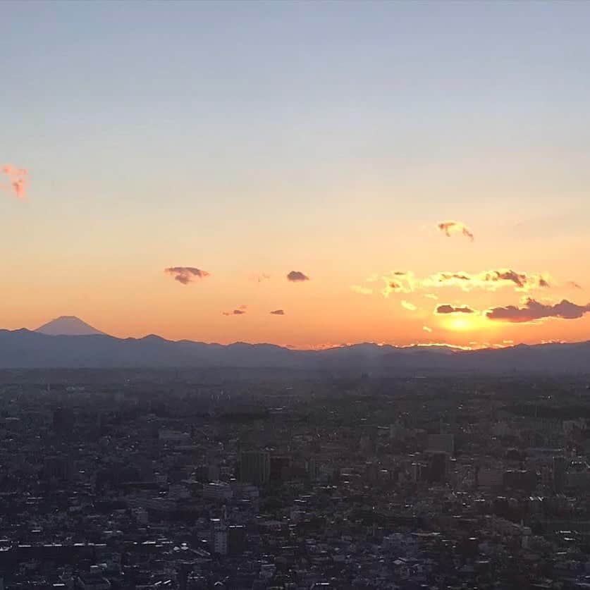 Park Hyatt Tokyo / パーク ハイアット東京さんのインスタグラム写真 - (Park Hyatt Tokyo / パーク ハイアット東京Instagram)「Truly breathtaking sunset from Park Hyatt Tokyo.  #sunset #floatingcloud  #mtfuji  #parkhyatttokyo  #luxuryispersonal」3月5日 17時57分 - parkhyatttokyo