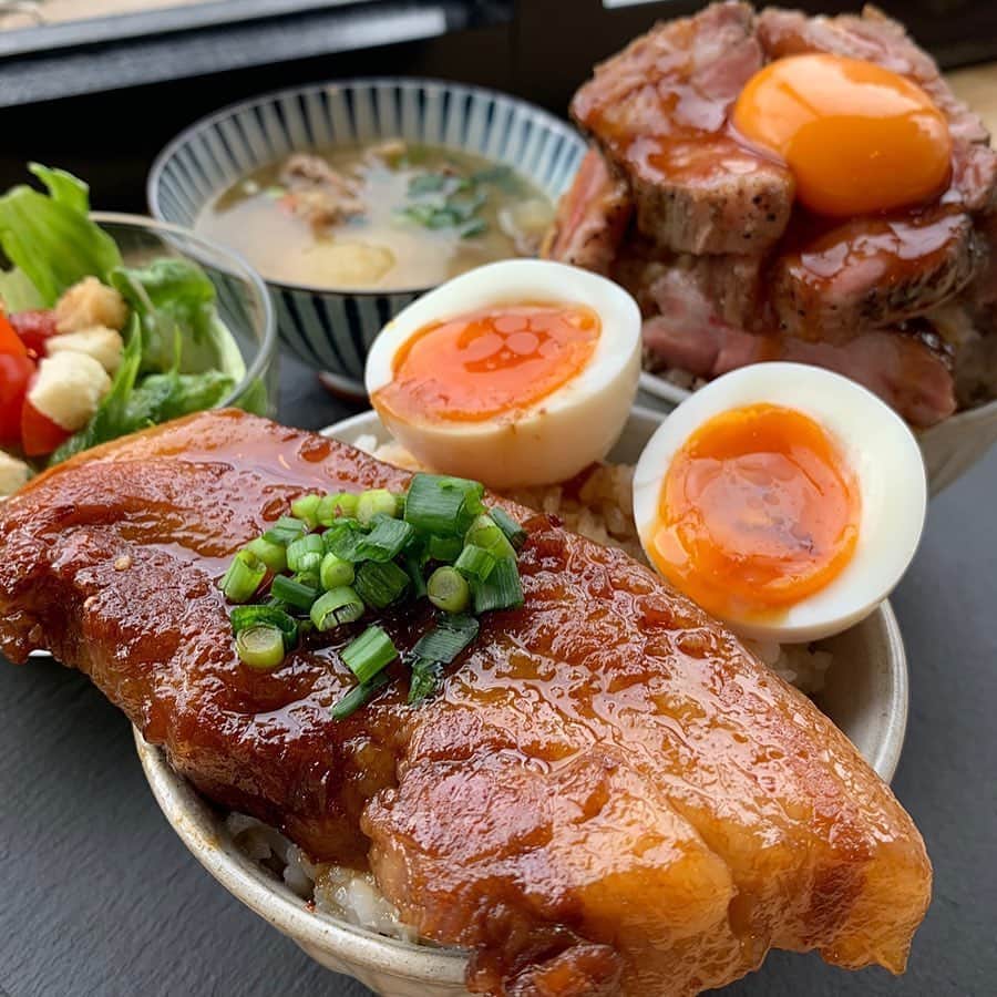 のインスタグラム：「「丸ごと1本角煮丼」﻿ リポスト✒︎先月オープン㊗️既に行列もできているという豚肉料理専門店 PORK STAND 3pigさんの丸ごと1本角煮丼🐖🥢✨﻿ ﻿ 養豚農家、精肉店、割烹料理店の3代目がタッグを組んで立ち上げたというこちらのお店❗️﻿ ﻿ どーんと丸ごと乗っている角煮はとろっとろになるまで煮込まれており、写真を見るだけでお腹が空いてくるほど美味しそうですね🤤🥢﻿ ﻿ 数量限定の自家製ローストポークは、低温熟成することで驚くほどの柔らかさだとか🗣💫﻿ ﻿ それぞれのプロによってつくられたこちらの豚肉料理、是非一度食べてみたいですね😎🙏🏻﻿ ﻿ @nagoya_tabestagram さん、#ナゴレコ ありがとうございます⭕️﻿ ﻿ Repost @nagoya_tabestagram ・・・﻿ ﻿ 💛﻿ .﻿ 【PORK STAND 3PIG】﻿ 名古屋市中区金山5丁目9-1﻿ .﻿ @3pig_nagoya .﻿ .﻿ ﻿ 2月に金山にOPEN！﻿ 連日 大行列の話題のお店！﻿ .﻿ 養豚農家、お肉屋、割烹屋の三代目が営む豚肉専門店🐷﻿ .﻿ @n.s.z.k ちゃんを誘って﻿ ローストポーク丼と角煮丼を頂いて来ました！﻿ 最初に出てきたときには ﻿ え？思ったより小ぶり…と思いましたが（笑）﻿ かなりボリュームあって満腹になりました！笑﻿ .﻿ ローストポークは凄く柔らかく﻿ ブラックペッパーがアクセントになって﻿ 大好きな卵黄+お肉+ご飯！﻿ 最高でした！﻿ 角煮丼も濃いめの味付けでしっかり煮込まれていて﻿ ご飯がすすみます！﻿ .﻿ こちらは 美味しいだけではなく﻿ 豚コレラ問題の解決のため安心安全な豚肉「世界一透明な豚肉」の普及に取り組んでいます。﻿ .﻿ @sukeruton029 .﻿ .﻿ 美味しいものを安心して食べられる事に感謝し少しでも応援できたらいいな！と思っています！﻿ .﻿ 3月からは ぶた巻きも始まる予定だそうで ﻿ また 伺いたいです✨﻿ .」