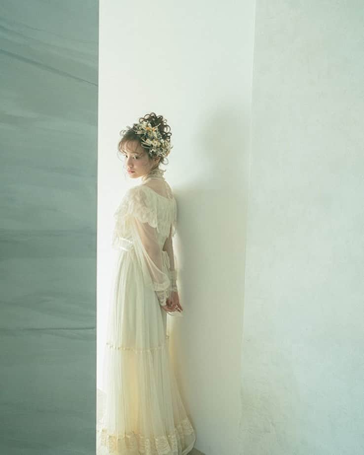 RabichePowのインスタグラム：「Balance💍 . studio @sheep.a.mu . #photowedding . #dryflower . #スタジオレンタル#シープアムー#ラビッシュポー」