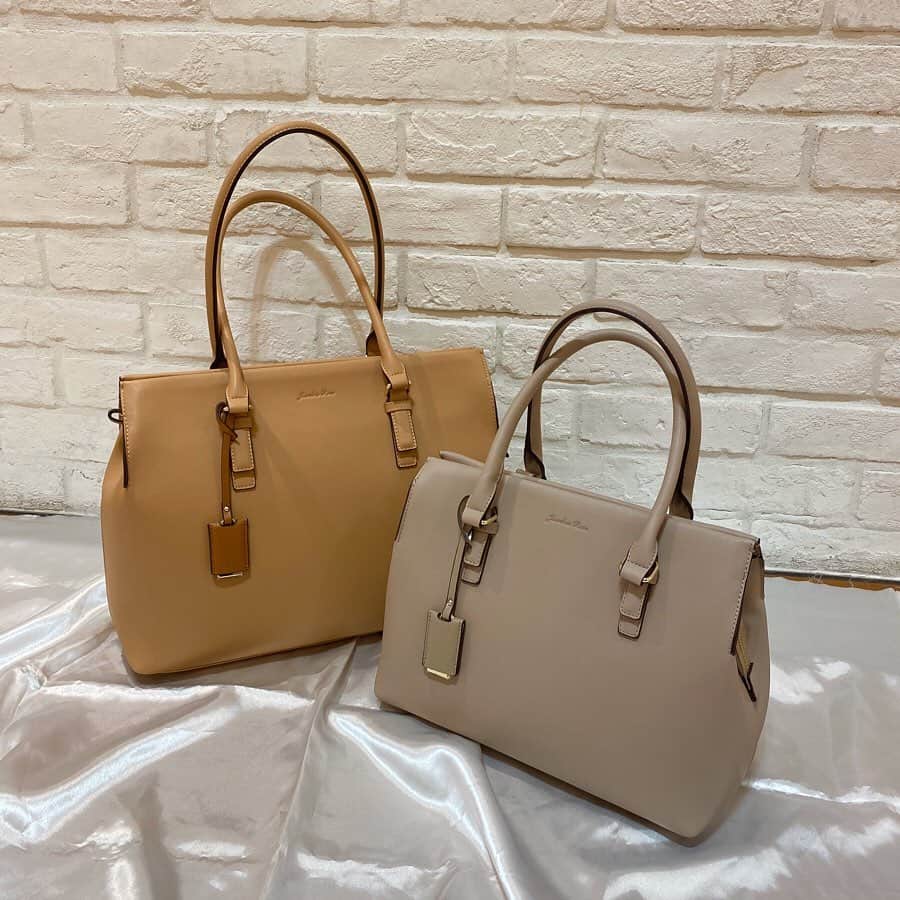 のインスタグラム：「. . ☑︎OLバッグ2020 . ミドルサイズ(巾着ポーチ付き) No.16067 Price:¥12,000(＋tax) . A4サイズ(薄マチトートバッグ付き) No.16068 Price:14,000(＋tax) . color:キャメル、ネイビー、アイボリー、グレージュ . . 東急プラザ表参道原宿店 Tokyu Plaza Omotesando Harajuku 📞03-6804-1361 OPEN/11:00〜21:00 . . #jewelnarose #ジュエルナローズ#tokyo #harajuku #原宿#東急プラザ表参道原宿#新作#表参道#2020ss#春夏#春コーデ#お出かけコーデ#オフィスコーデ#a4サイズ #tokyuplaza#omotesando#shibuya#shoulderbag#sightseeing #newitem#spring#summer#cordinate#kawaii#fashion#newarrivals#东京#旅游#日本旅游」