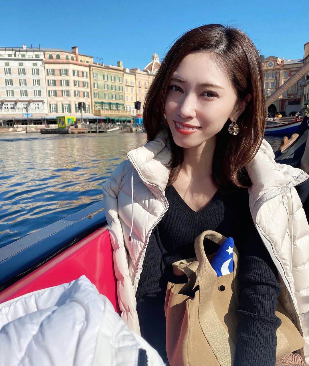 石黒美帆のインスタグラム：「*﻿ もしかしたら初めてだったかもしれない﻿ 先日のDisney Seaゴンドラでの1枚。﻿ お天気がとっても良かった〜☀️﻿ ﻿ ﻿ 最近ちょっと日差しが強くなってきたかも？と感じるのですが、その前にニキビ跡を治しておかないと色素沈着してシミになるー😖﻿と思い、 @yagbeauty_official で初のレザートーニングを❣️﻿ ﻿ ﻿ パチパチとレーザーを当ててもらうだけなので、とってもお手軽。何回か繰り返す事で、シミやくすみなど気になるところが目立たなくなるそうなので楽しみです😊﻿ ﻿ ﻿ 2枚目は施術後なんですが、お肌も柔らかくなっていて感激でした✨﻿ ﻿ ﻿ ﻿ ＊YAGBEAUTYCLINIC 渋谷院﻿ ☏0120915959﻿ ﻿ ﻿ ﻿ #YAGBEAUTY#レーザートーニング#RRRマスクパック#美容皮膚科#美容クリニック#美容皮膚科#美肌#渋谷#アンチエイジング#ディズニーシー#beauty#shibuya#vocest#pr#skincare﻿ #TDS#Disneysea#tokyodisneysea」